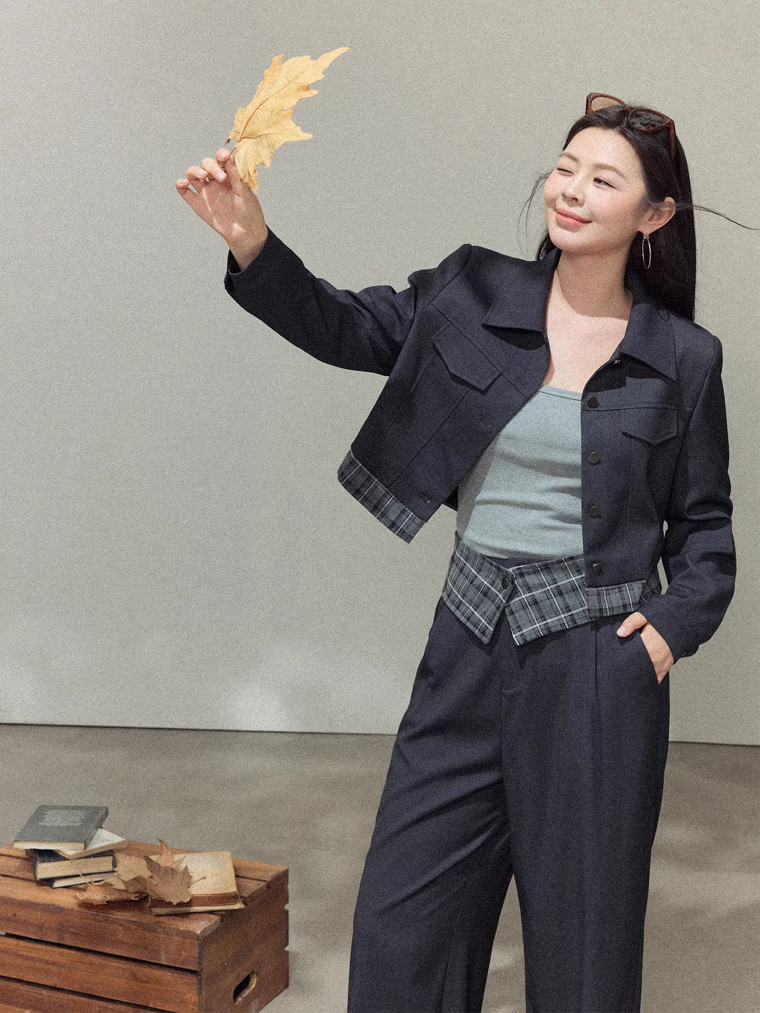 Bộ trang phục hai mảnh thanh lịch và phù hợp cho phụ nữ cỡ lớn, gồm áo blazer mùa thu và quần âu lưng cao.