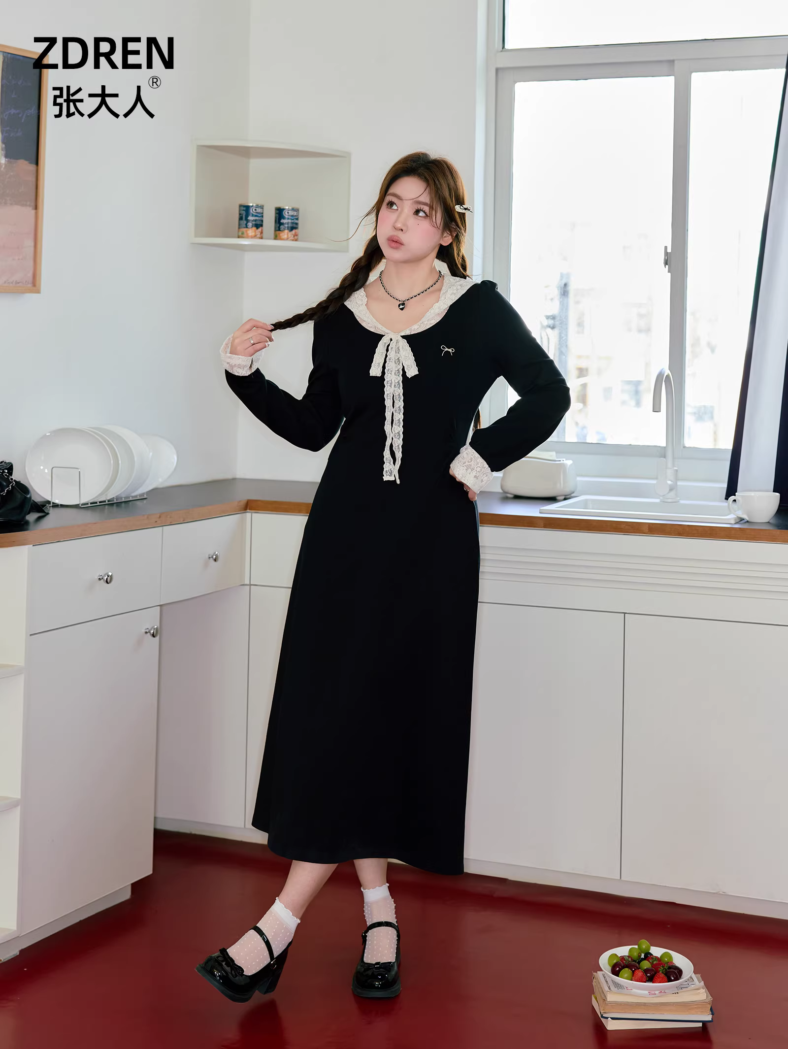 Váy dài kiểu Pháp có mũ trùm đầu, thiết kế phối ren, kiểu dáng ôm eo, giúp thon gọn dáng người, dành cho phụ nữ có kích cỡ lớn.