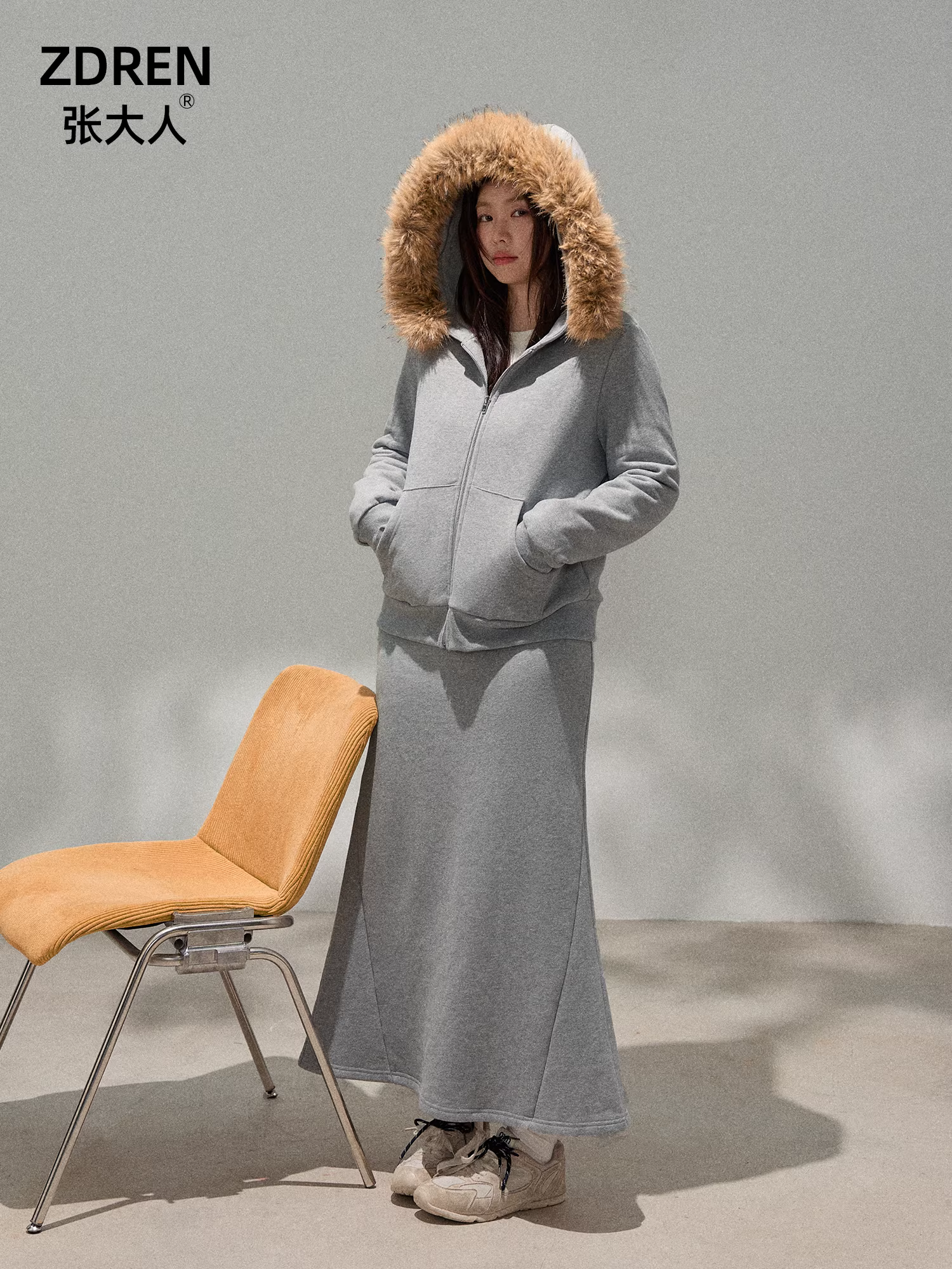 Quần áo nữ cỡ lớn dành cho người lớn, phụ nữ hơi mũm mĩm, phong cách mùa đông mới, áo len màu xám giản dị giúp thon gọn với cổ lông và bộ váy đuôi cá.