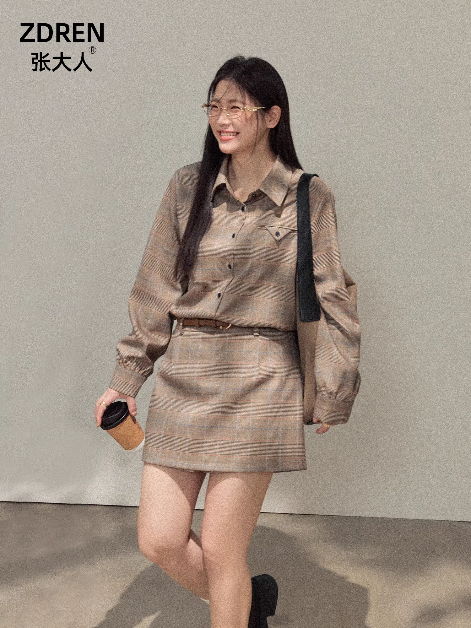 Quần áo nữ cỡ lớn dành cho người lớn, bộ hai mảnh tôn dáng cho các cô nàng mũm mĩm, áo sơ mi kẻ ca rô cổ điển phong cách Anh và chân váy cạp cao.