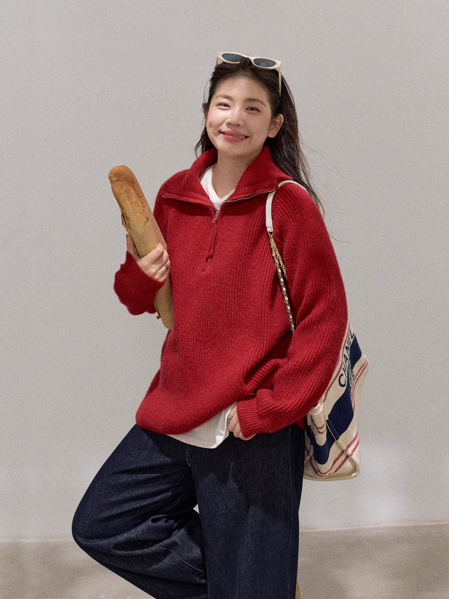 Quần áo nữ cỡ lớn dành cho người lớn, áo khoác len màu đỏ kiểu dáng Hàn Quốc tôn dáng và bộ đồ denim cạp cao.