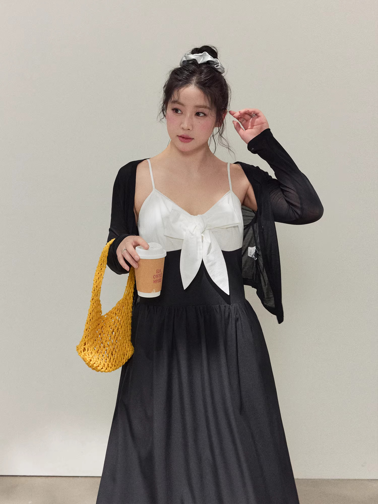 Bộ đầm liền thân màu phối, cổ chữ V, eo thon, rất quyến rũ dành cho phụ nữ cỡ lớn.