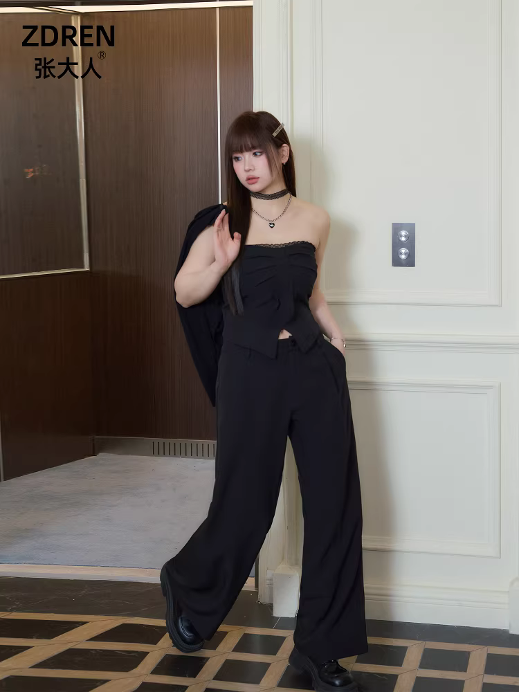 Quần áo thời trang cỡ lớn dành cho phụ nữ có thân hình đầy đặn, bộ đồ tôn dáng với áo ống thời trang và quần âu đen.