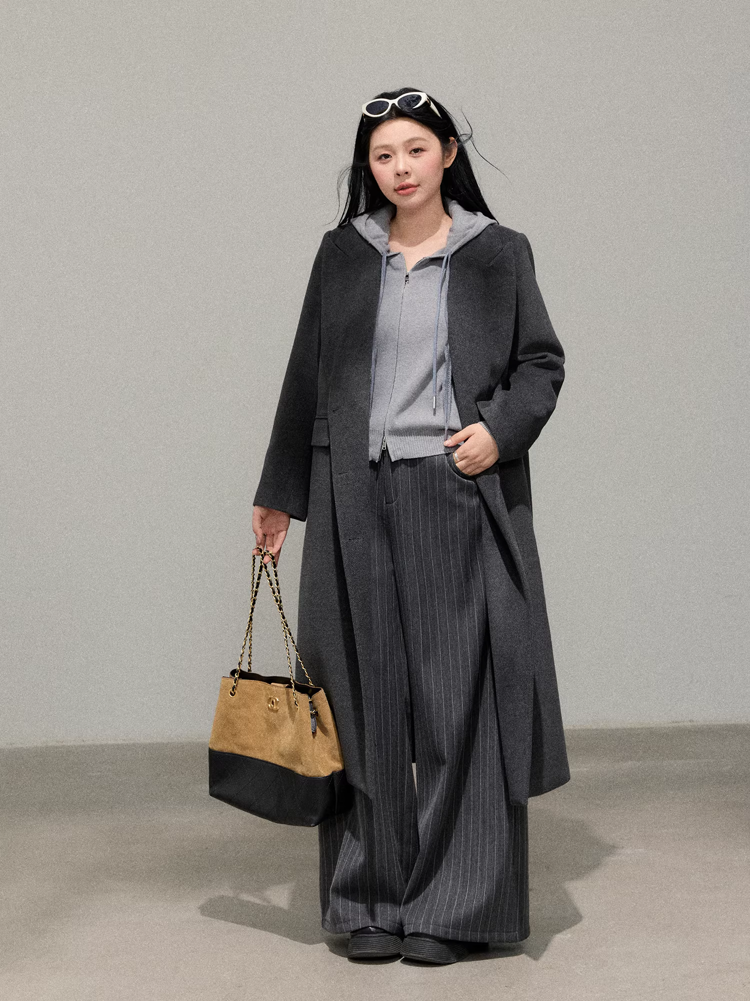 Quần áo nữ cỡ lớn dành cho người lớn, trang phục mùa đông kiểu Hàn Quốc giúp thon gọn, áo khoác len đen dài có ve áo.