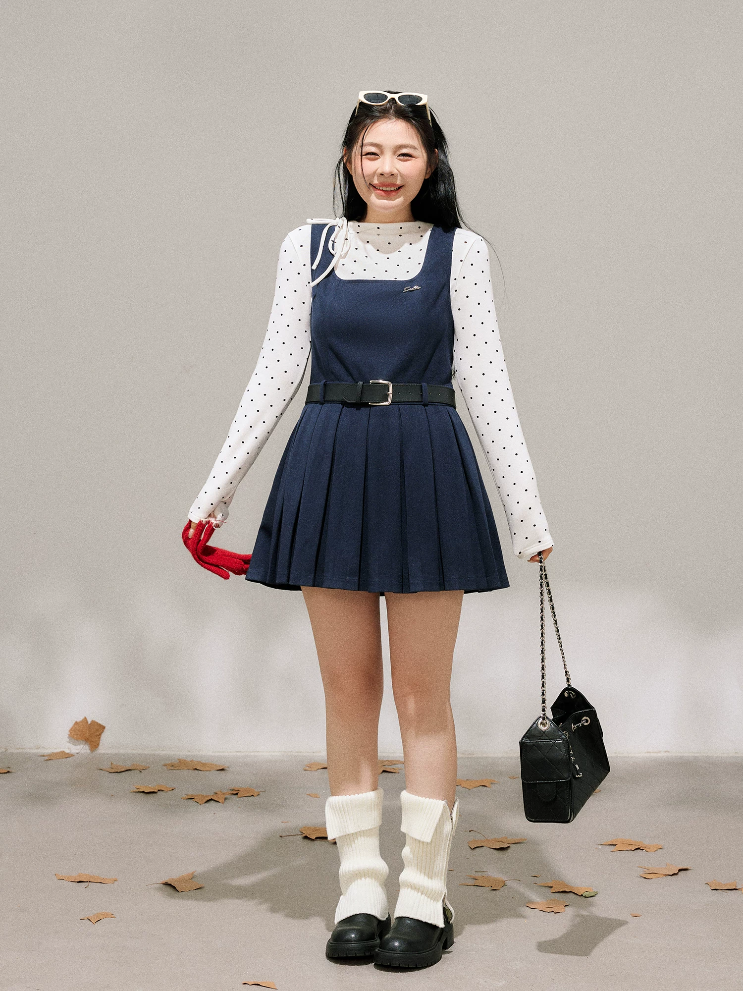 Bộ trang phục nữ cỡ lớn dành cho người lớn, phong cách Hàn Quốc, mùa đông, kiểu dáng thon gọn, chân váy xếp ly có dây đeo, kèm áo sơ mi chấm bi.