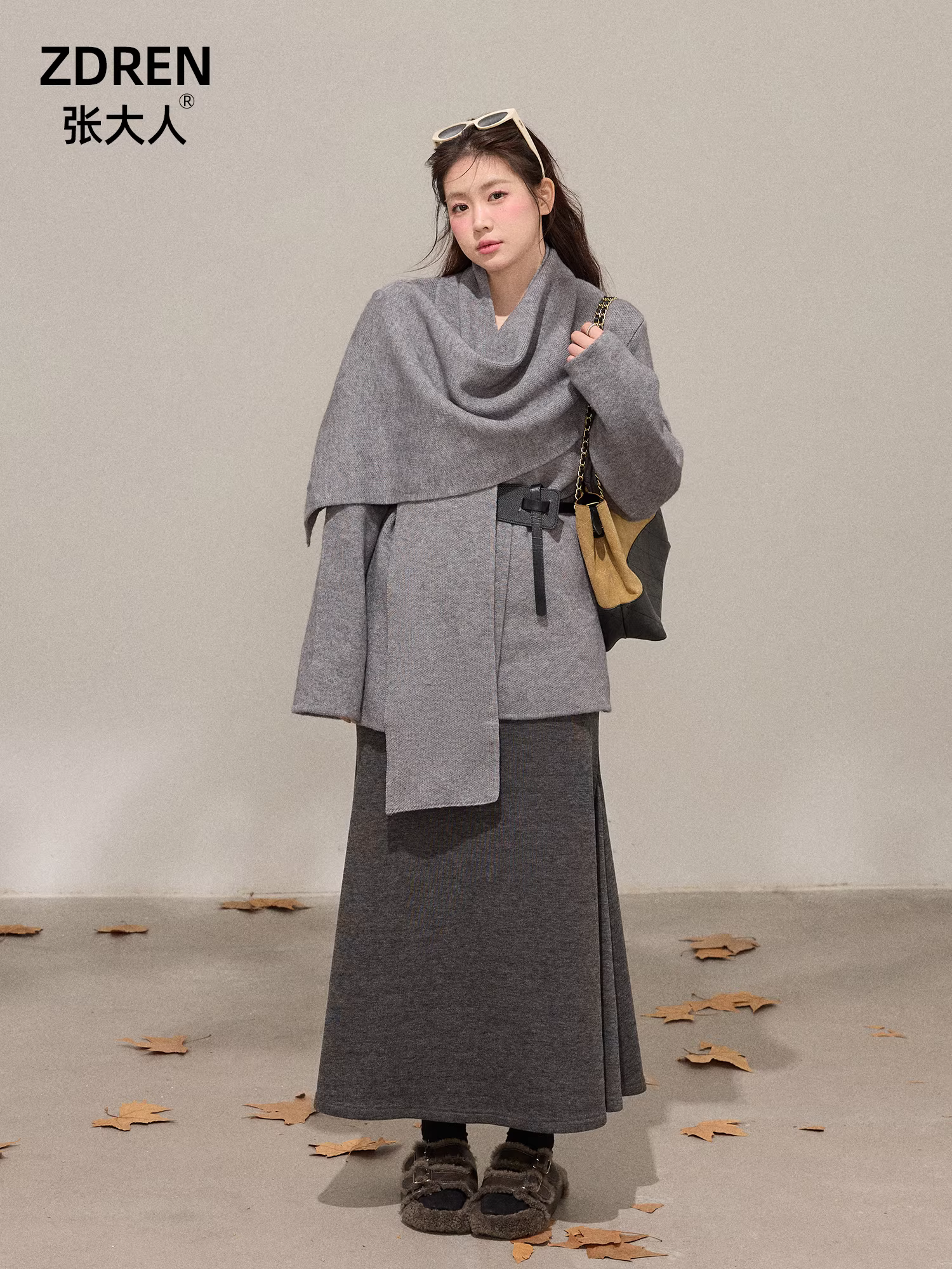 Quần áo nữ cỡ lớn mới của Zhang Daren dành cho các cô gái mũm mĩm, áo khoác quấn màu xám nhạt kiểu Hàn Quốc giúp thon gọn và bộ váy dài màu xám đậm.