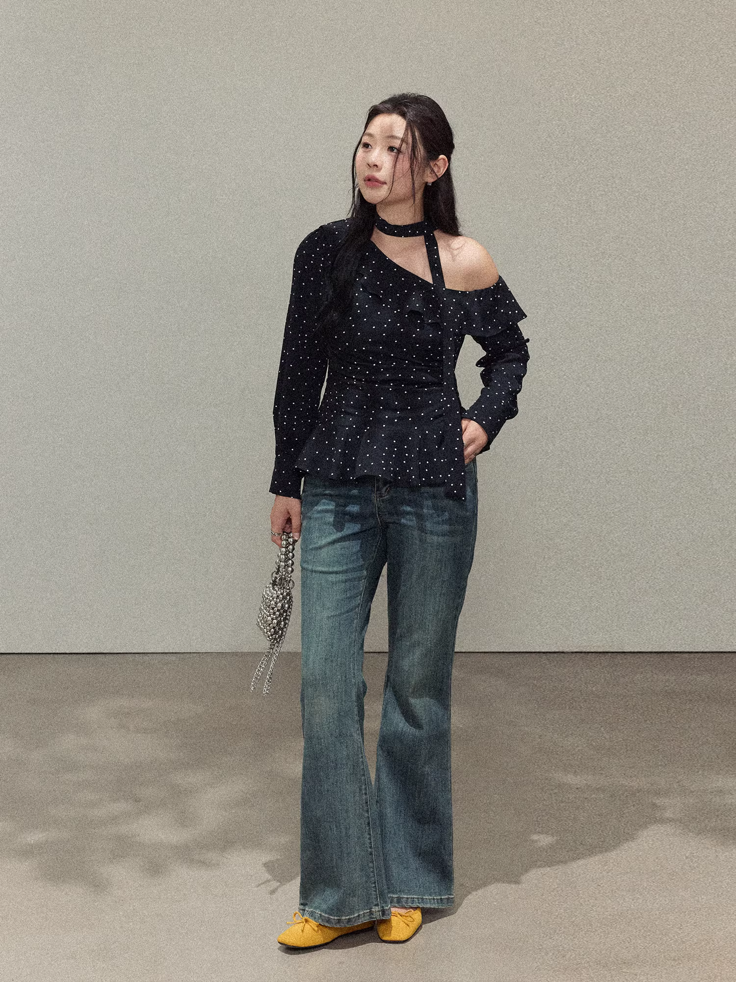 Bộ quần áo nữ cỡ lớn dành cho người lớn, gồm áo kiểu Pháp trễ vai chấm bi tôn dáng và quần jean cạp cao.