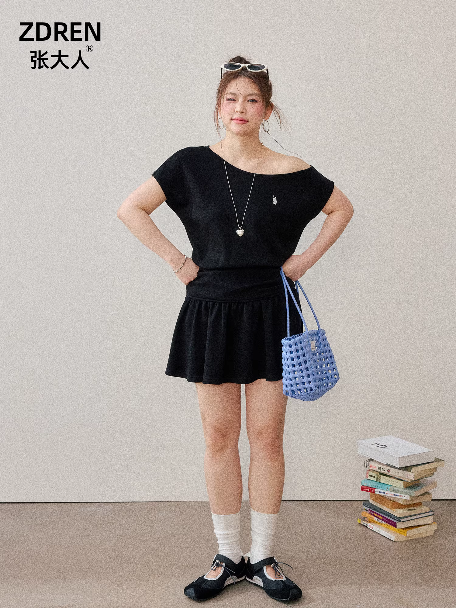 Zhang Daren 2025 Quần áo nữ cỡ lớn mùa hè dành cho phụ nữ hơi mũm mĩm, Váy lệch vai màu đen tôn dáng, Váy ngắn lười biếng phong cách Hàn Quốc.