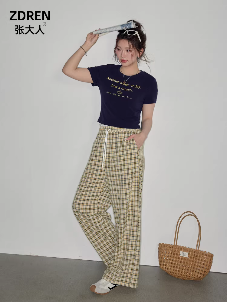 Bộ quần áo mùa hè cỡ lớn dành cho nữ của Zhang Daren dành cho phụ nữ mũm mĩm, gồm áo thun ngắn tay cổ tròn ôm dáng và quần kẻ ca rô lưng cao.