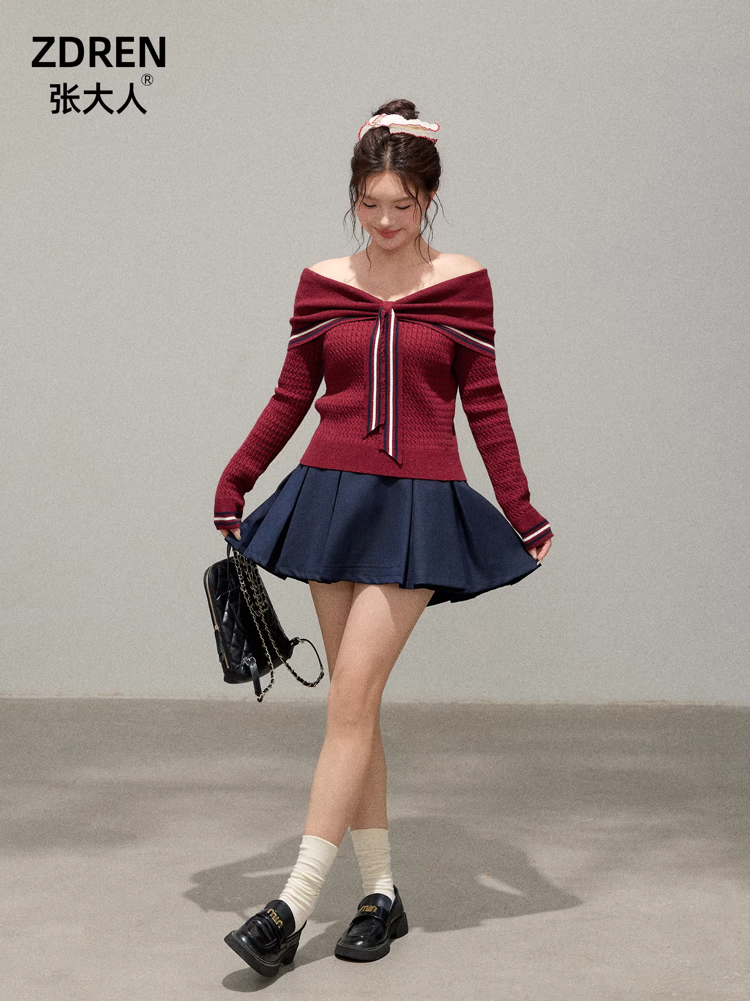 Bộ trang phục thu đông cho phụ nữ cỡ lớn, gồm áo len đỏ trễ vai tôn dáng và chân váy xếp ly dễ thương dành cho các cô gái mũm mĩm.