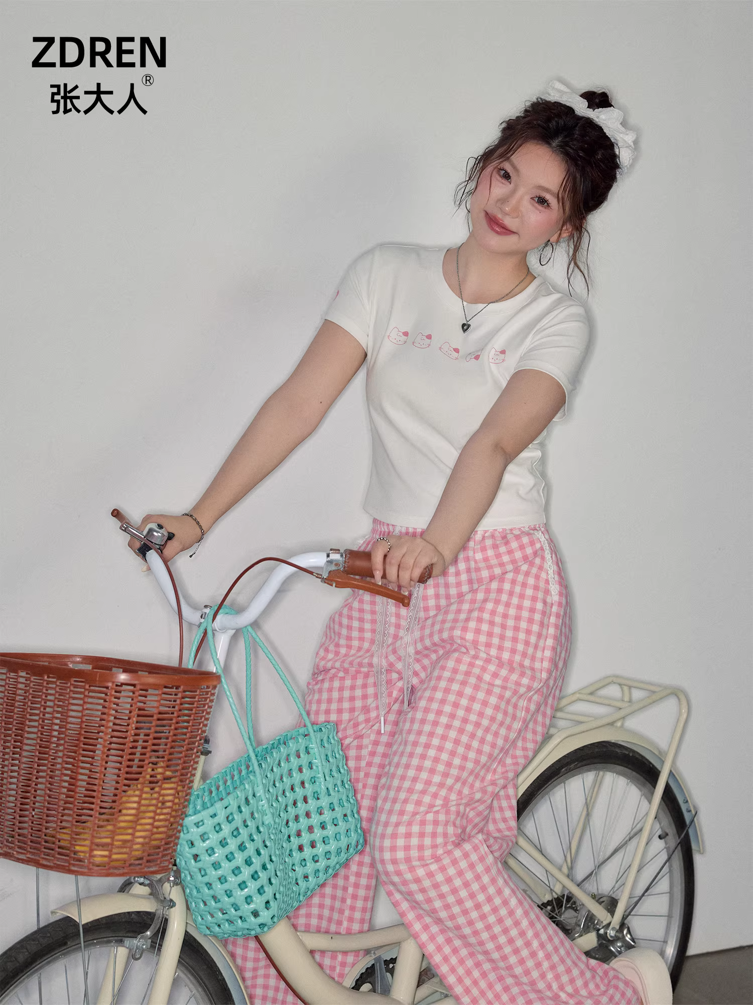 Quần áo nữ cỡ lớn dành cho người lớn, bộ áo thun ngắn tay in họa tiết màu trắng tinh khiết giúp thon gọn mùa hè và quần kẻ sọc hồng.