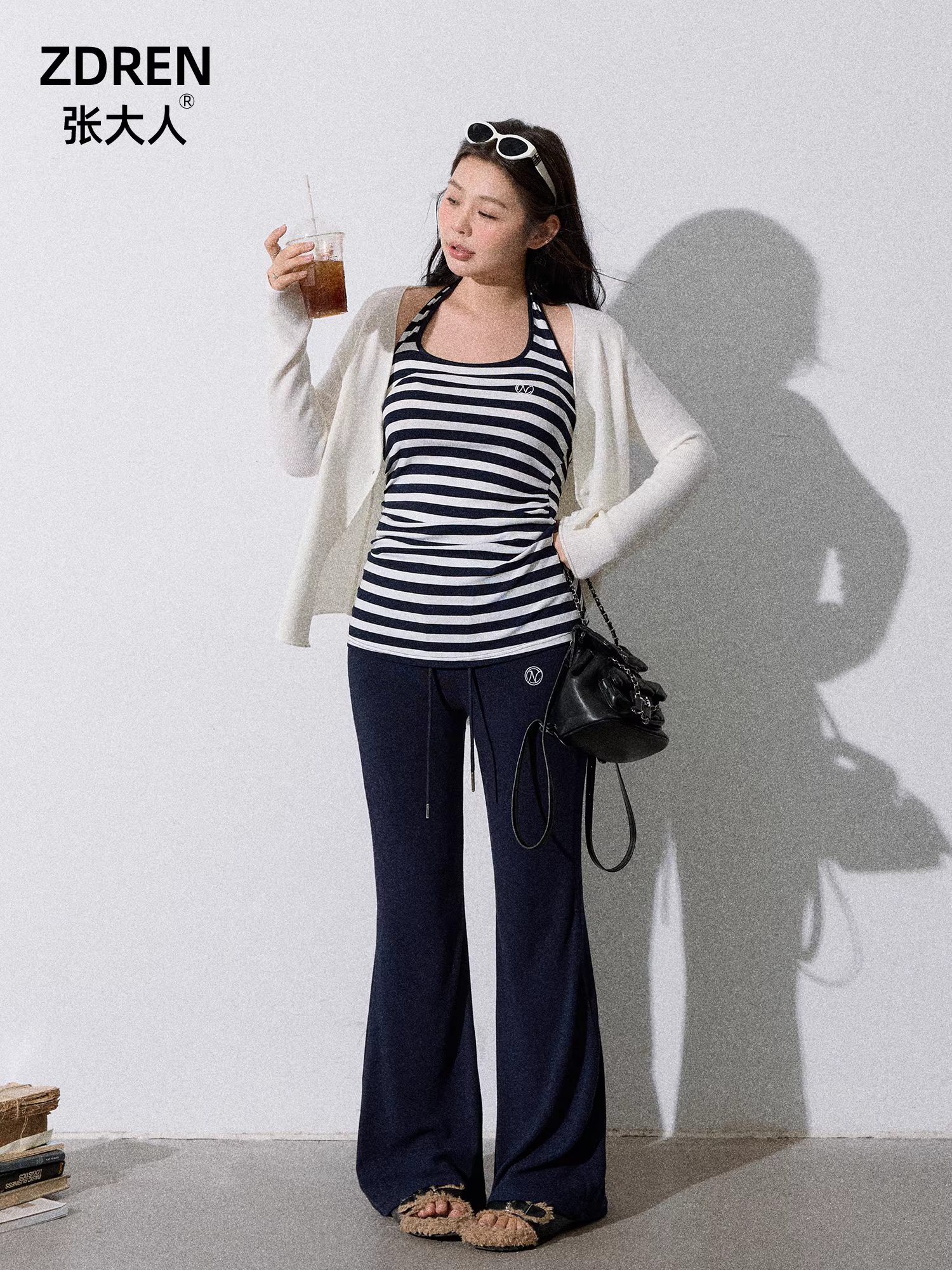 Thời trang mùa thu của Zhang Daren năm nay có đồ nữ cỡ lớn, bộ đồ giảm béo cho phụ nữ hơi mũm mĩm, áo hai dây sọc và quần ống loe.