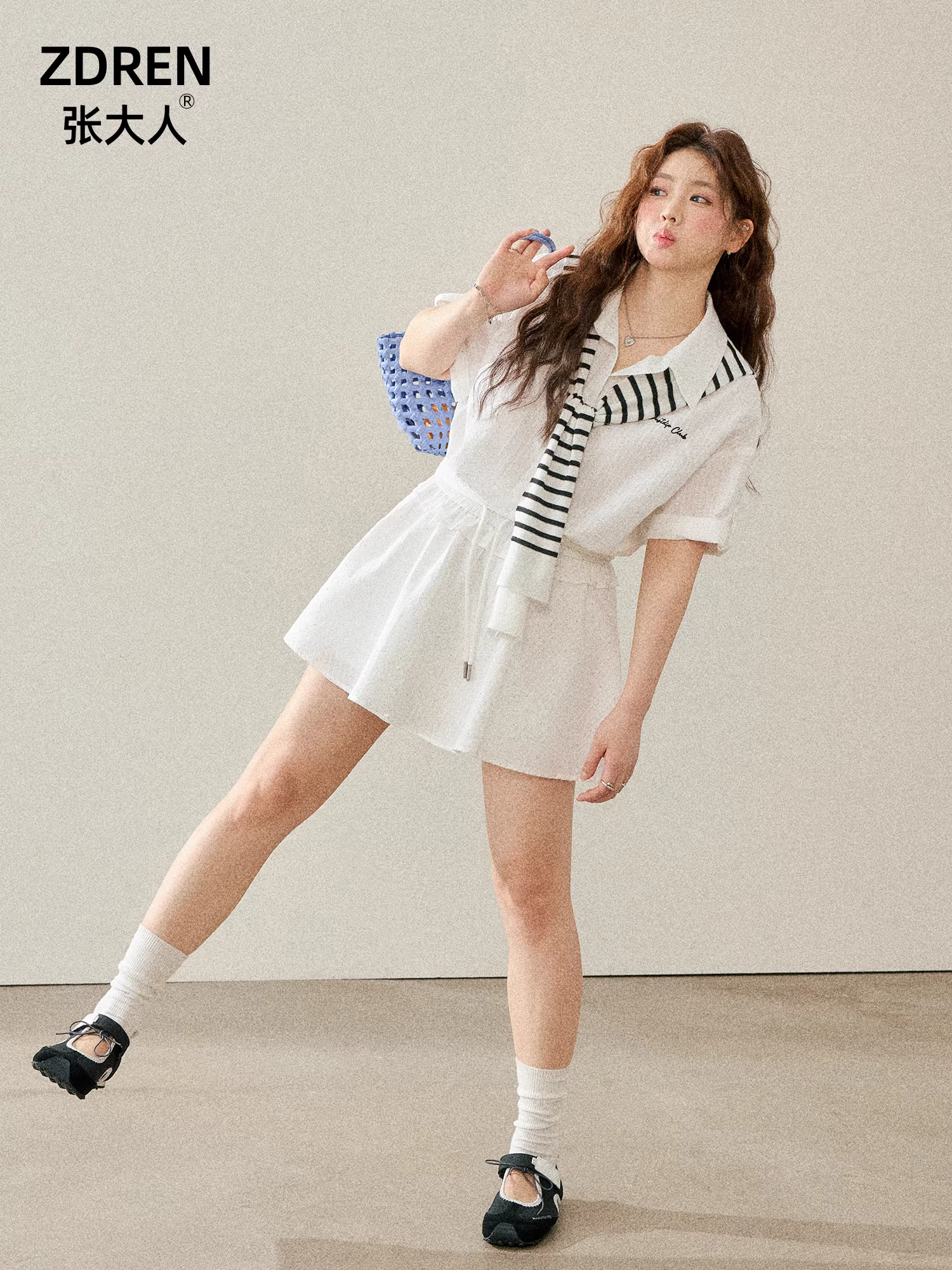 Quần áo nữ cỡ lớn dành cho người lớn, bộ hai mảnh tôn dáng cho các cô nàng mũm mĩm, phong cách Hàn Quốc, trẻ trung, áo thanh lịch, chân váy chữ A màu trắng.