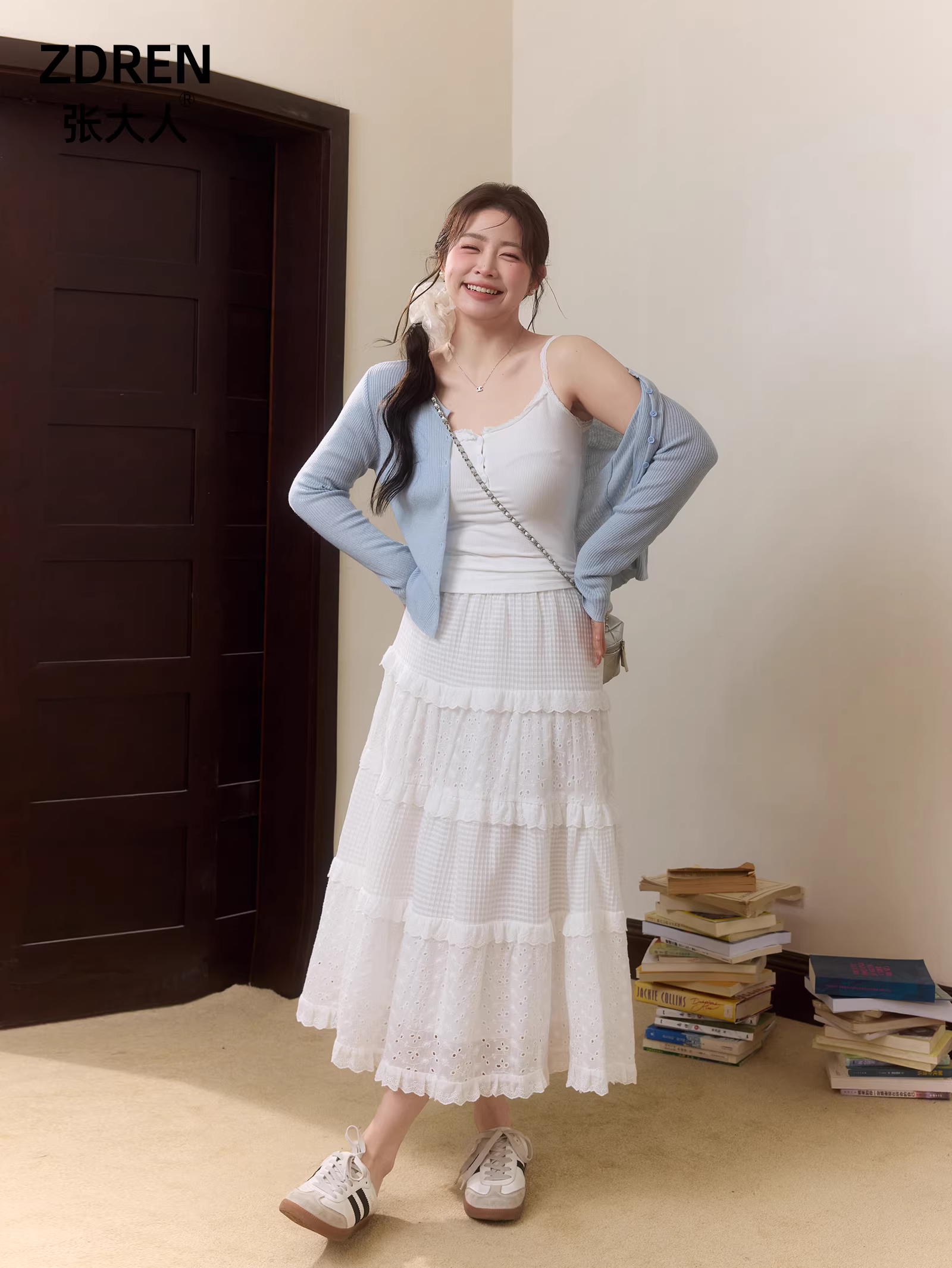 Bộ trang phục nữ xuân 2025 Zhang Daren cỡ lớn dành cho các cô gái mũm mĩm, kiểu dáng Pháp tôn dáng, gồm áo camisole và chân váy dài xếp tầng.