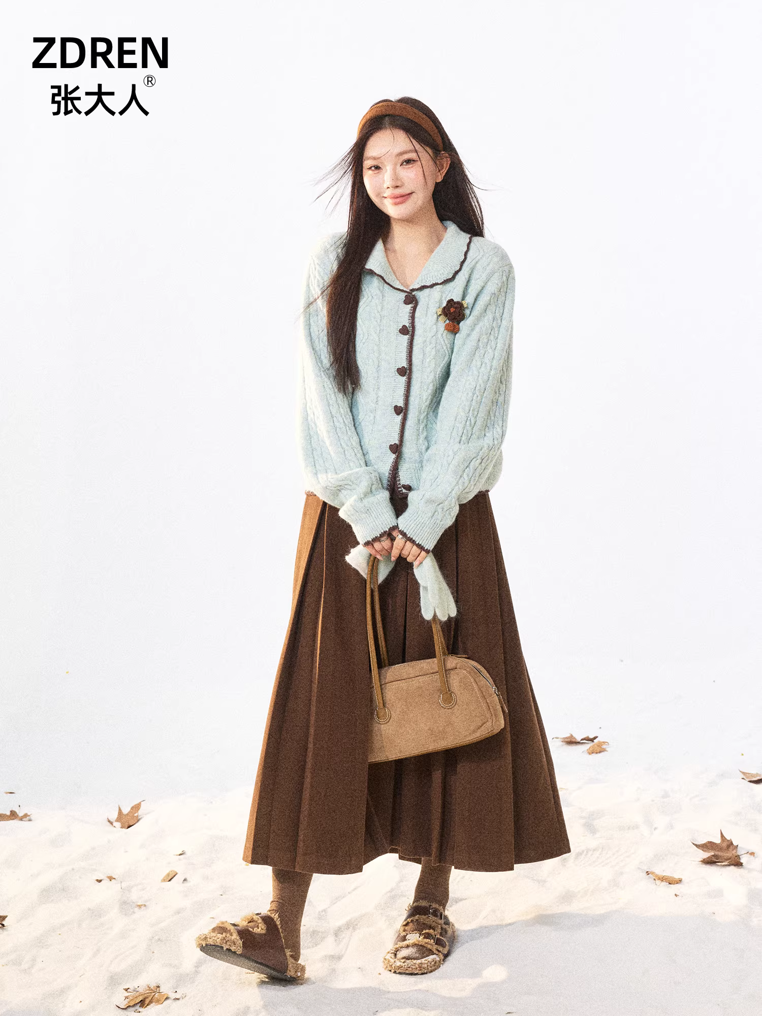 Quần áo nữ cỡ lớn dành cho những cô nàng hơi mũm mĩm, trang phục giảm béo phong cách Hàn Quốc, bộ áo len màu xanh mòng két và váy màu nâu sẫm.