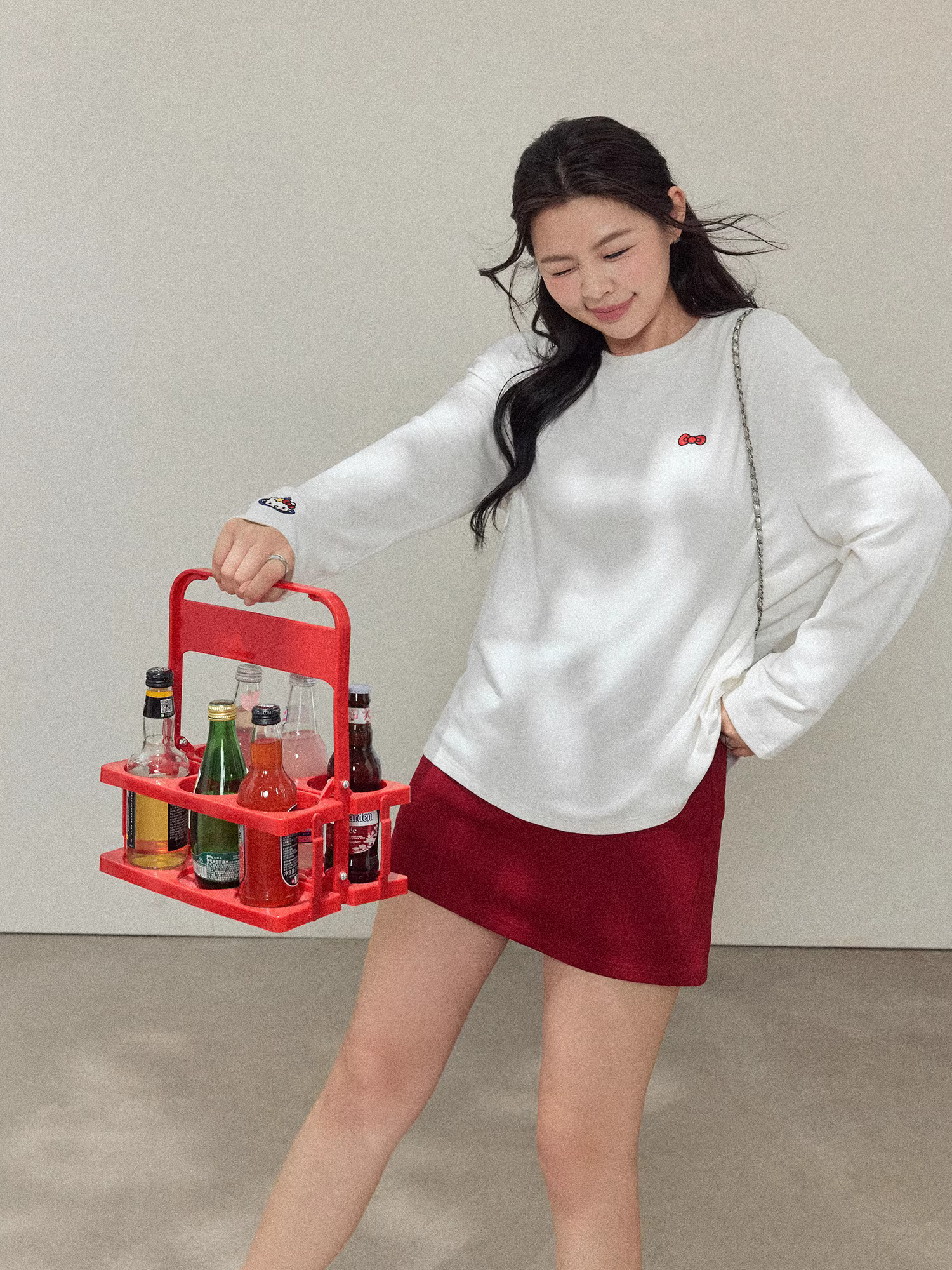 Quần áo nữ cỡ lớn cho đầu thu: áo thun trắng tôn dáng và bộ váy đỏ dành cho các cô nàng mũm mĩm.