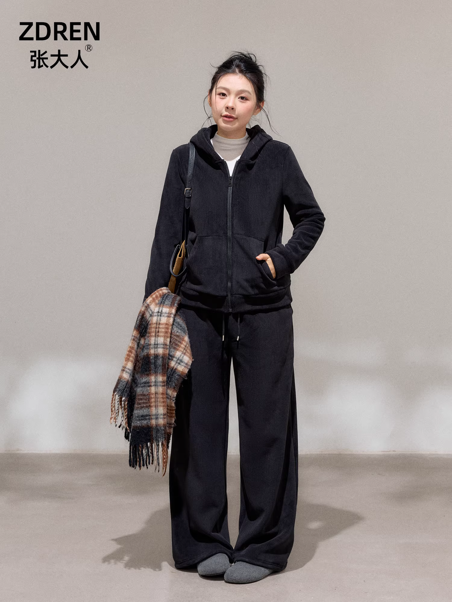 Quần áo nữ cỡ lớn dành cho người lớn, phụ nữ hơi mũm mĩm, giảm béo mùa đông, áo khoác nỉ đen thường ngày và bộ quần thể thao thường ngày.