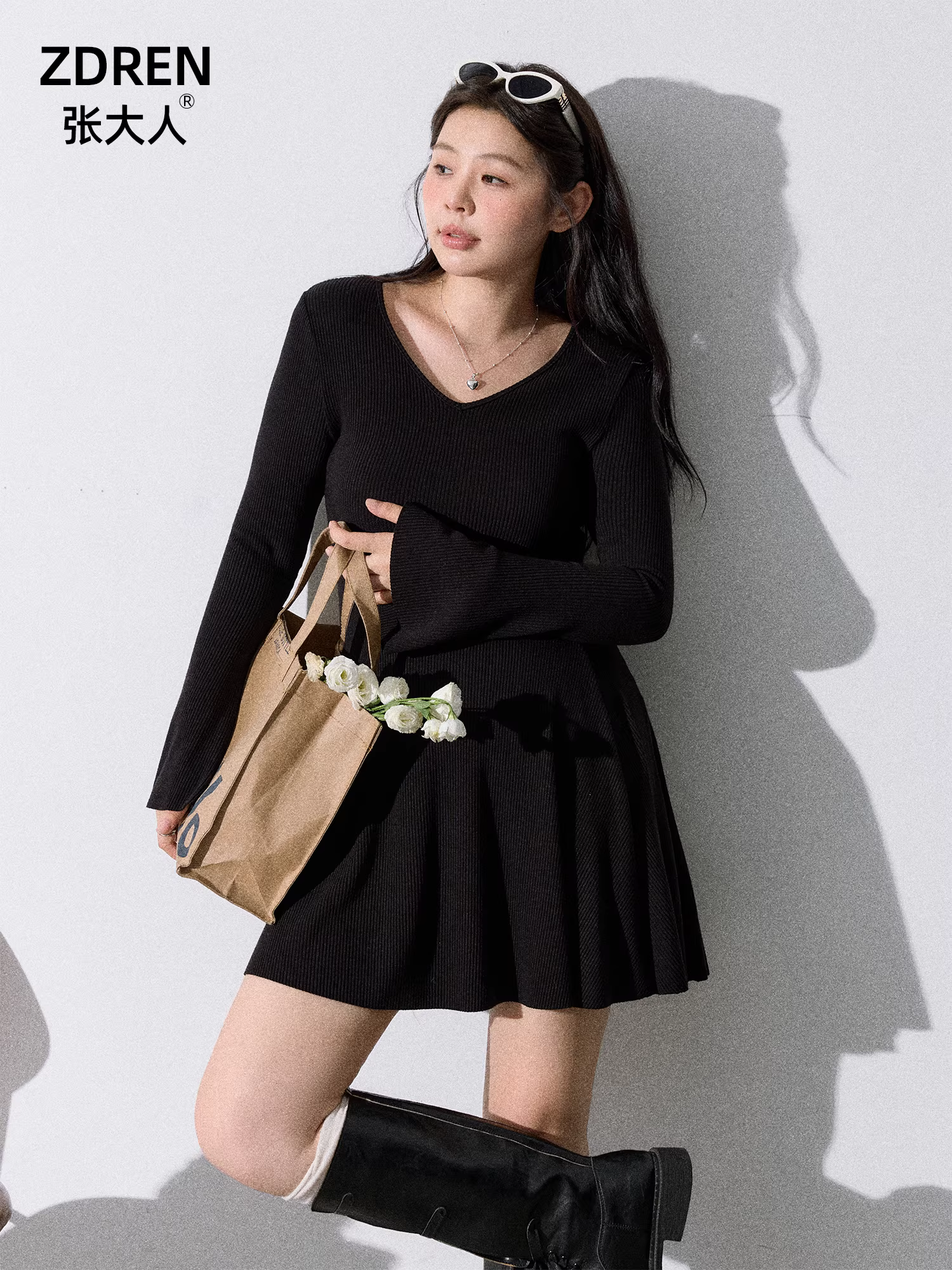 Quần áo nữ cỡ lớn dành cho người lớn, phong cách mùa thu mới dành cho các cô gái mũm mĩm, giúp thon gọn, cổ chữ V đơn giản, màu đen thuần khiết, đầm dệt kim ôm sát.