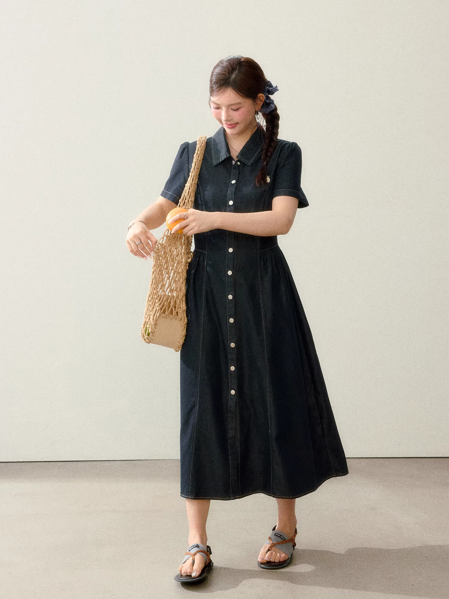 Quần áo nữ cỡ lớn dành cho người lớn, phong cách mới mùa hè, tôn dáng, cổ áo polo ngọt ngào và mát mẻ, váy denim cổ điển ôm eo.