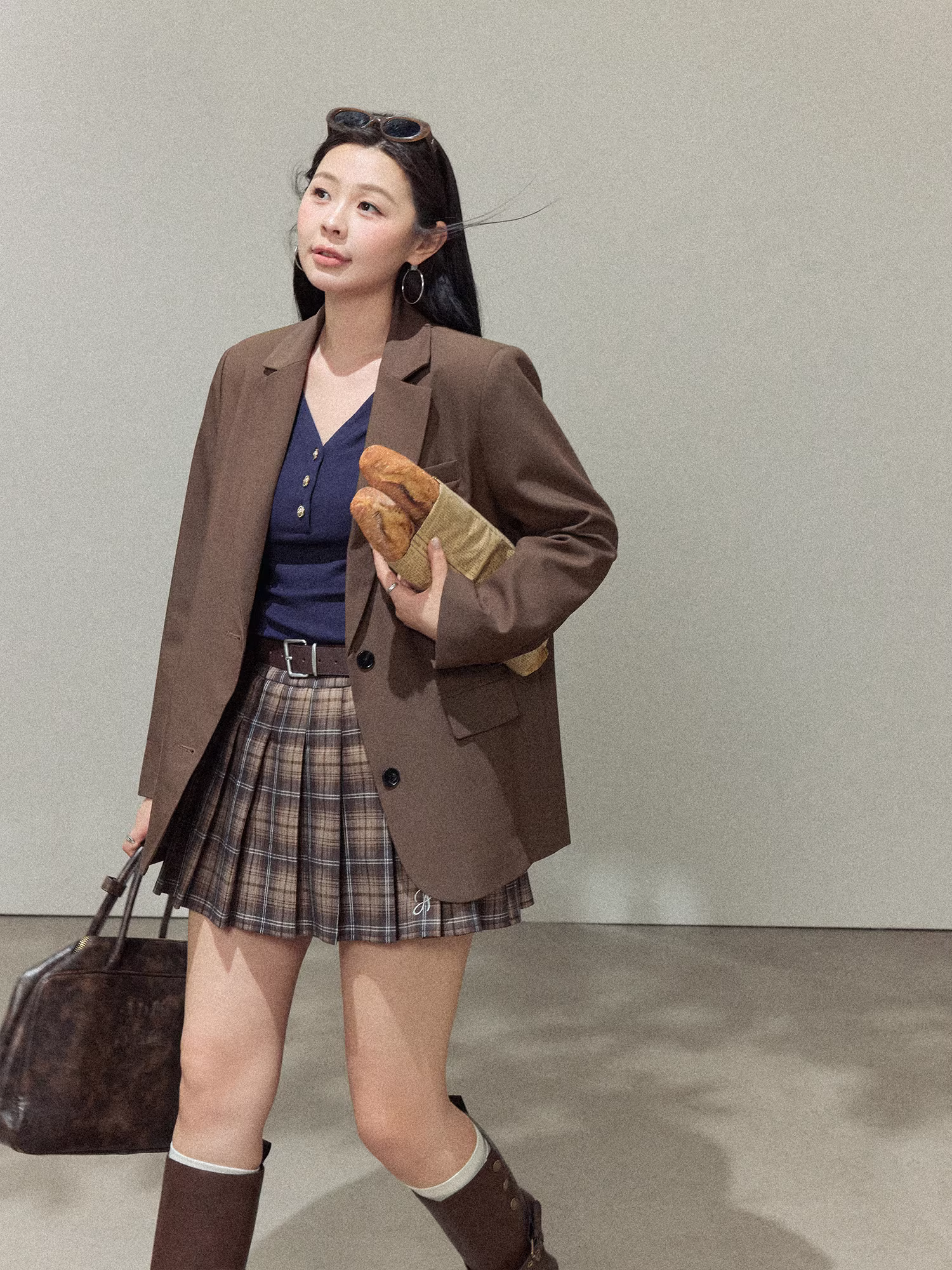 Quần áo nữ cỡ lớn dành cho các cô nàng mũm mĩm, trang phục tôn dáng, bộ váy và blazer kẻ ca rô cổ điển.