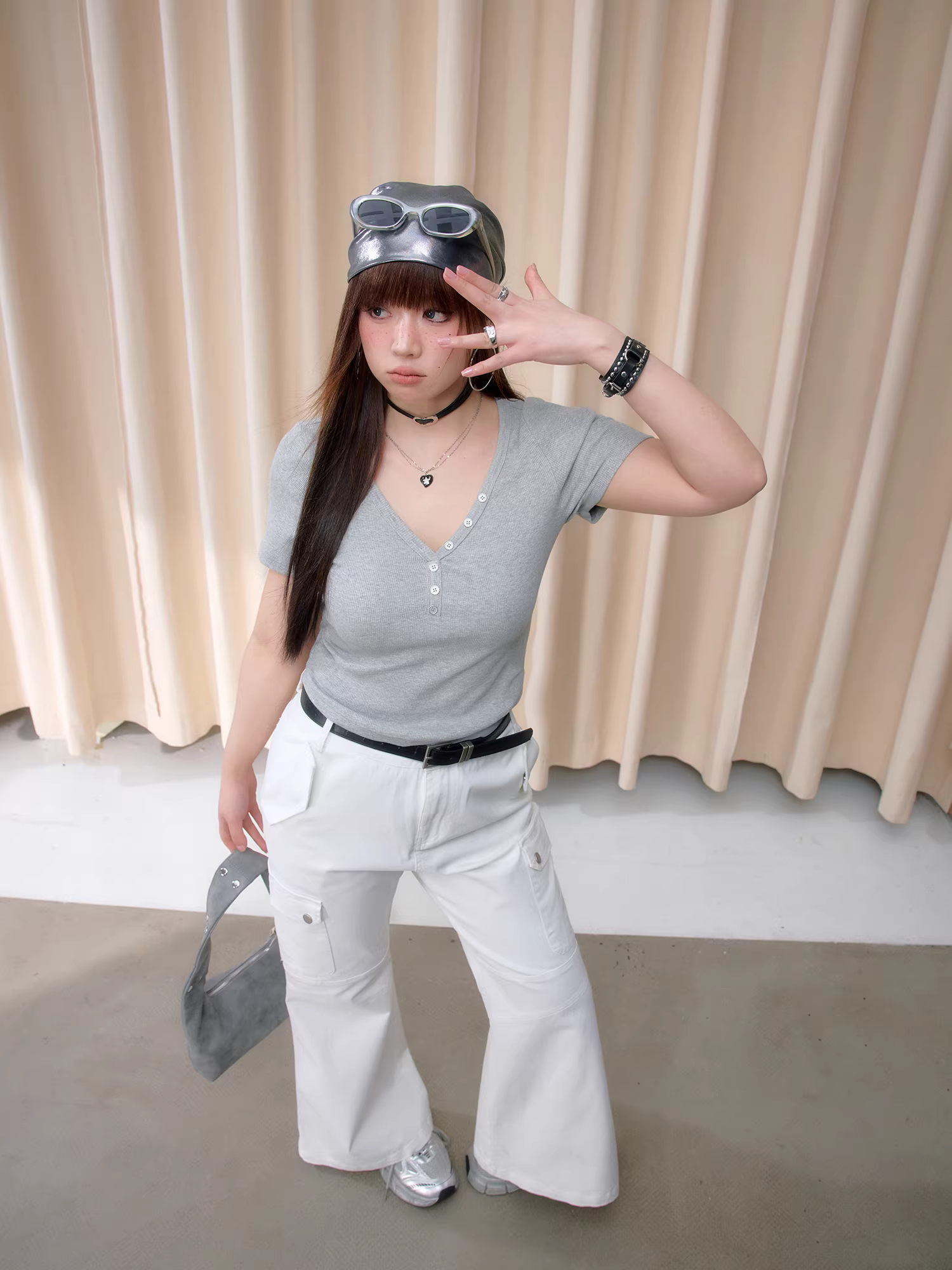 Zhang Daren 2025, bộ sưu tập mùa hè mới dành cho nữ cỡ lớn, áo thun đen tôn dáng, tay ngắn, kiểu dáng regular shoulder.