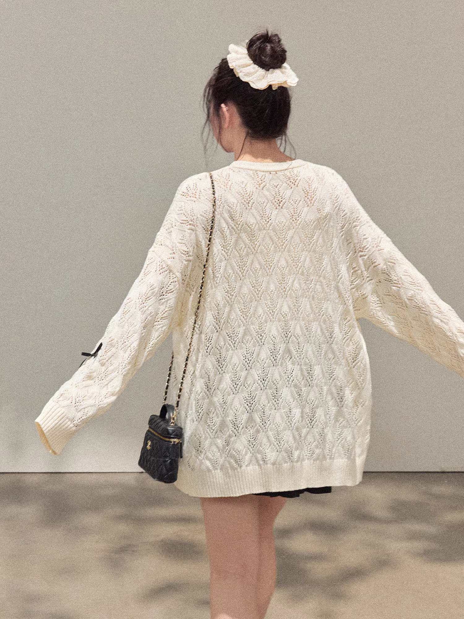 Quần áo nữ cỡ lớn cho đầu thu, bộ áo len dệt kim khoét lỗ kiểu Hàn Quốc giúp thon gọn và chân váy kiểu ballet.