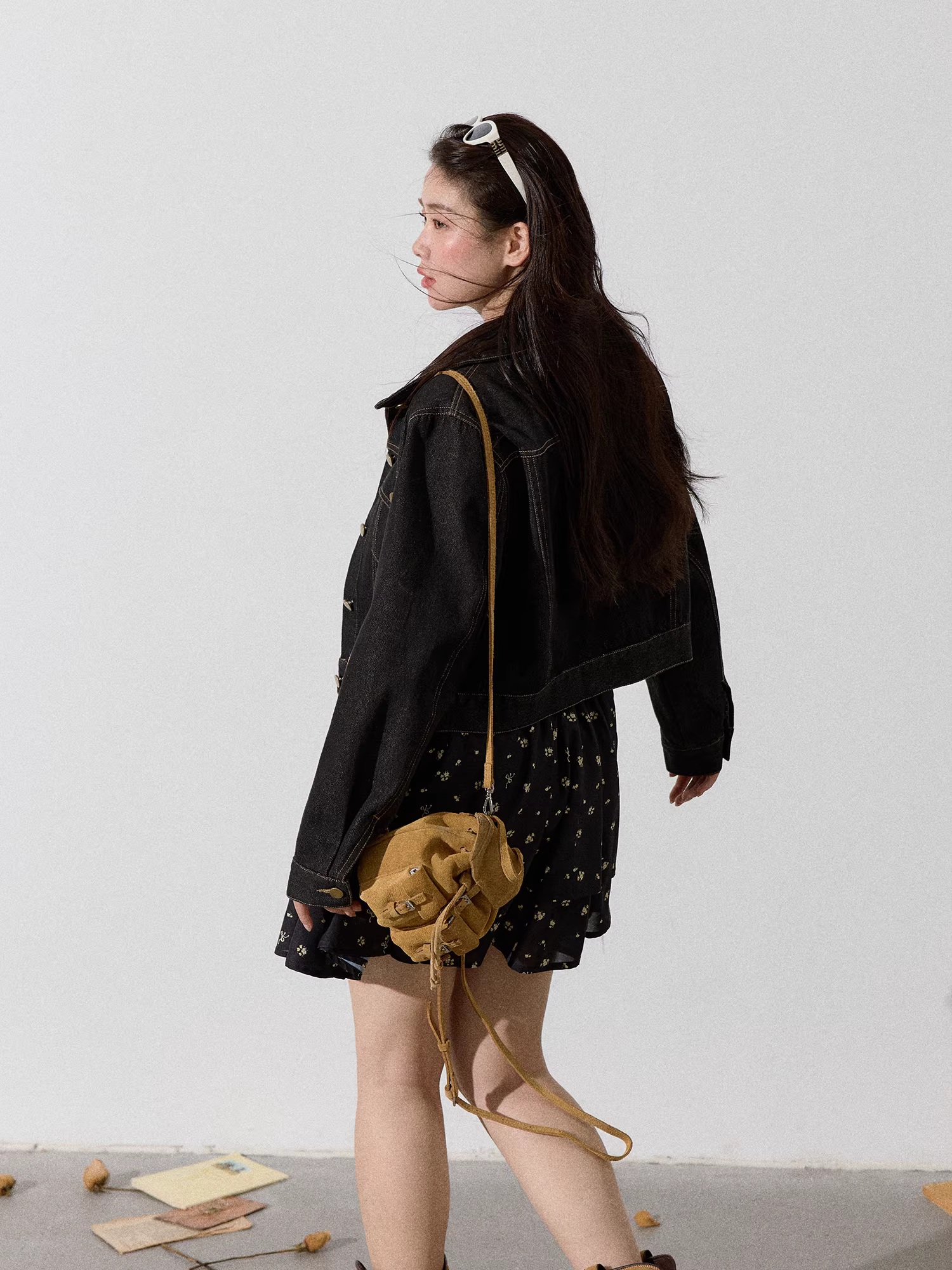 Quần áo nữ cỡ lớn dành cho người lớn, trang phục thon gọn cho người có thân hình hình quả táo, áo khoác denim và váy hoa.