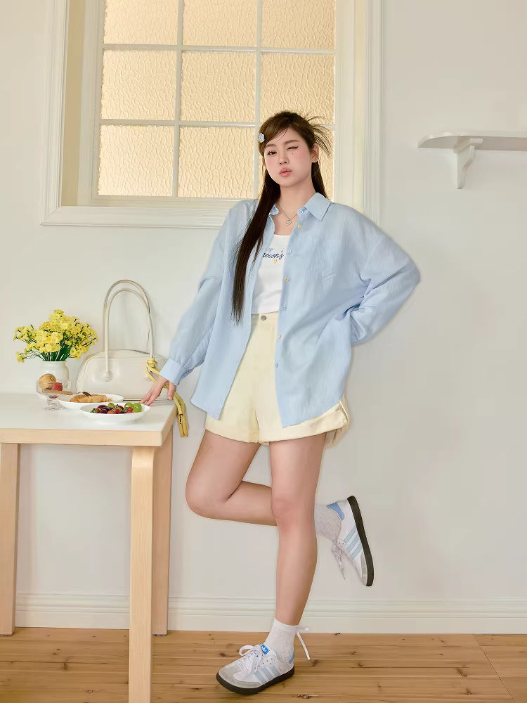 Bộ quần áo nữ cỡ lớn dành cho người hơi mũm mĩm, áo sơ mi mỏng kiểu dopamine với quần short denim cạp cao.