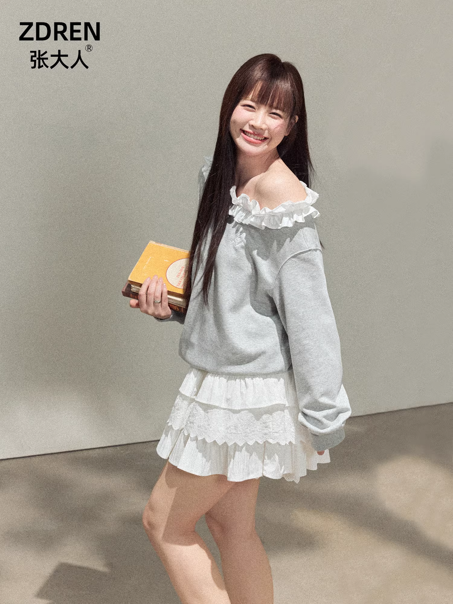 Quần áo nữ cỡ lớn dành cho người lớn, trang phục giảm béo cho các cô gái mũm mĩm, áo len trễ vai màu tương phản và bộ váy trắng.