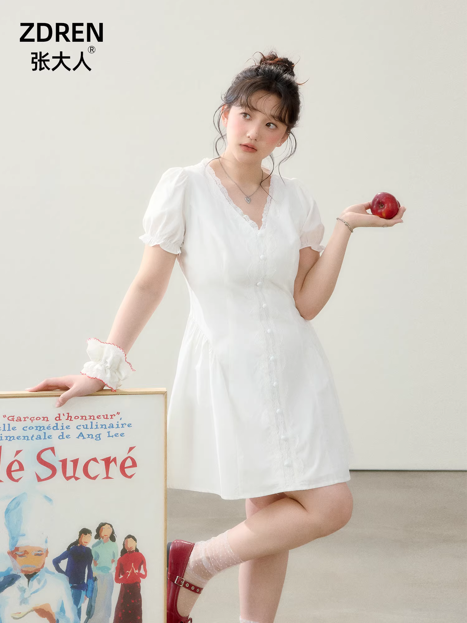 Quần áo nữ cỡ lớn dành cho người lớn, kiểu ôm dáng, tôn dáng, cài khuy, cổ chữ V ren, phong cách tình yêu đầu tiên, đầm trắng.