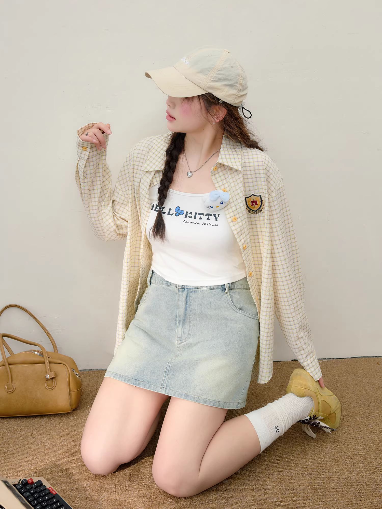 Quần áo nữ cỡ lớn cho đầu thu, bộ trang phục tôn dáng, chân váy denim phong cách Hàn Quốc phối áo sơ mi và áo camisole.