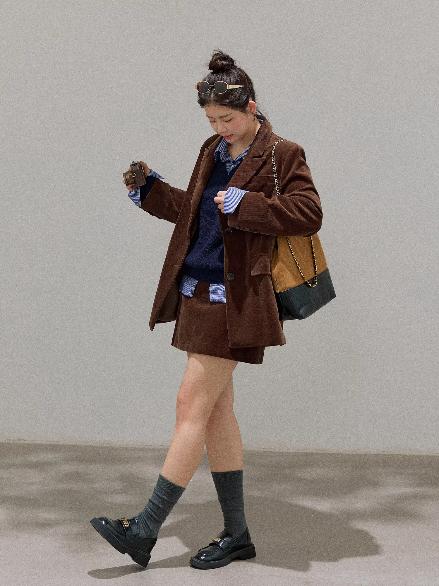 Quần áo nữ cỡ lớn dành cho người lớn, trang phục giảm béo mùa thu đông, bộ áo khoác và váy kiểu cổ điển màu cà phê đậm.