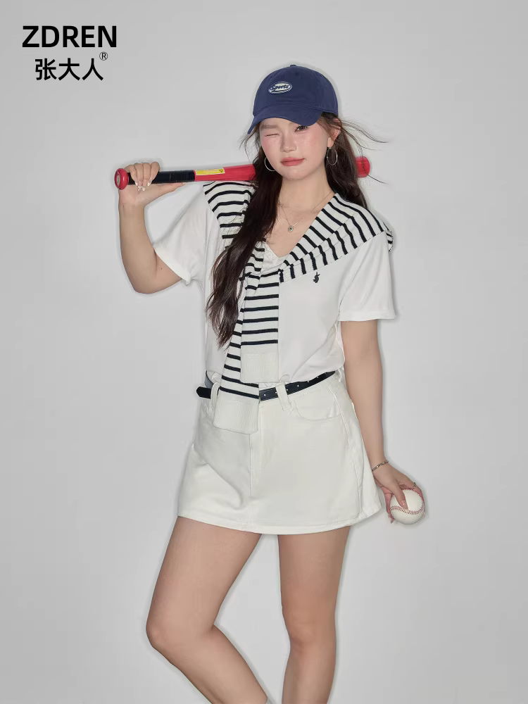 Quần áo nữ cỡ lớn dành cho người lớn, trang phục kiểu bóng chày giúp thon gọn cho các cô gái mũm mĩm, áo thun trắng giản dị giúp trẻ hóa và chân váy denim.