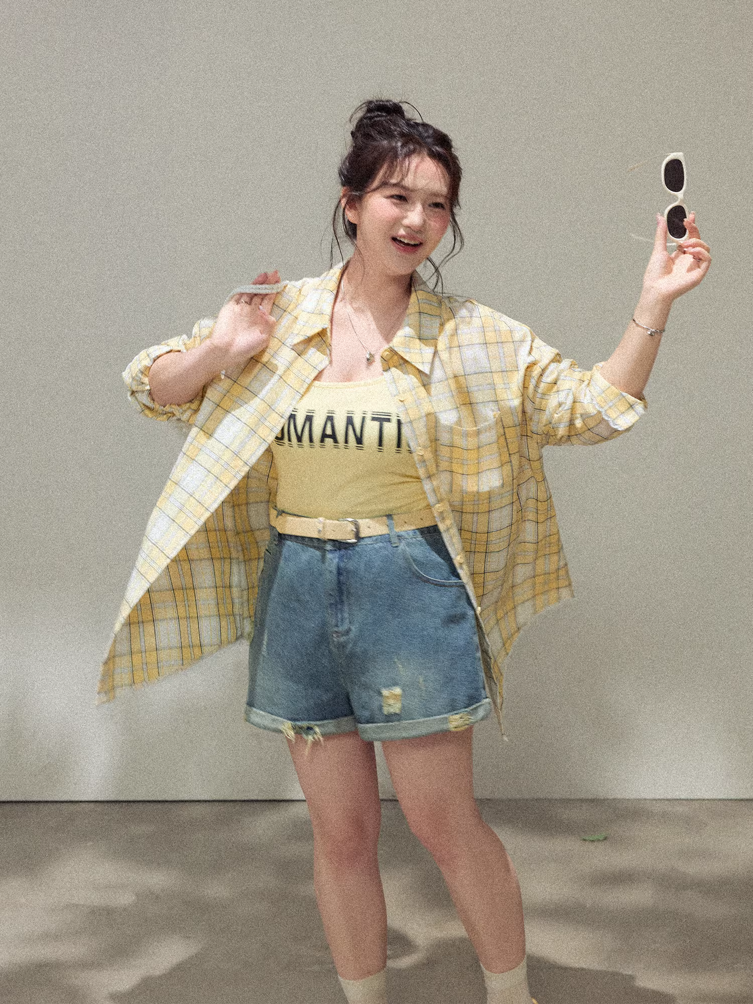 Quần áo nữ cỡ lớn dành cho người lớn, phong cách lười biếng, áo sơ mi kẻ sọc vàng tôn dáng, áo hai dây, bộ quần short denim.