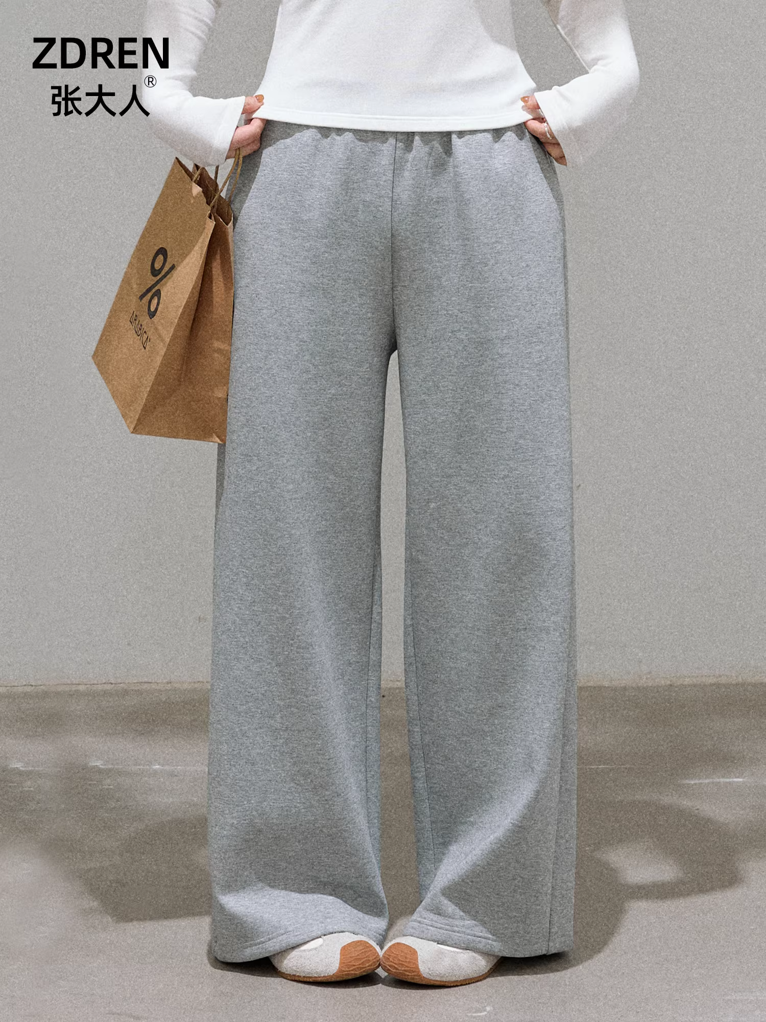 Quần áo nữ cỡ lớn dành cho những cô gái hơi mũm mĩm, quần ống đứng lưng cao màu xám thường ngày, dáng suông, tạo cảm giác thoải mái và thư giãn.