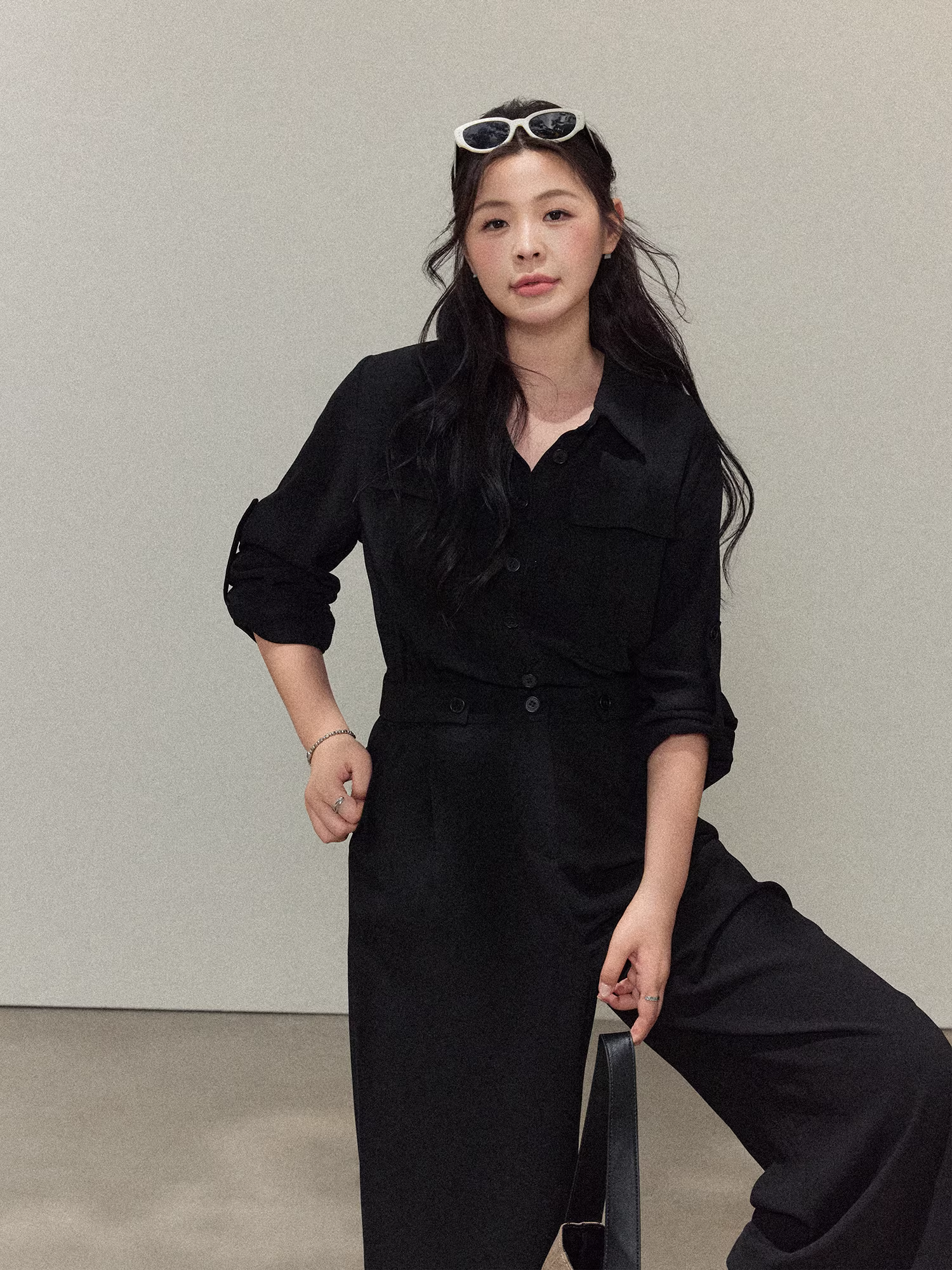 Quần áo nữ cỡ lớn dành cho các cô gái hơi mũm mĩm, trang phục thu đông giúp thon gọn, bộ jumpsuit áo sơ mi đen phong cách quý tộc cổ điển.