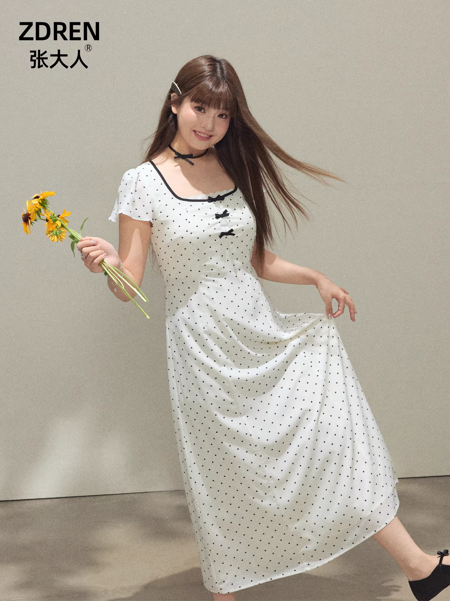 Quần áo nữ cỡ lớn dành cho người lớn, váy chấm bi kiểu cổ điển thanh lịch và tôn dáng, váy ngắn tay màu trắng dịu dàng.