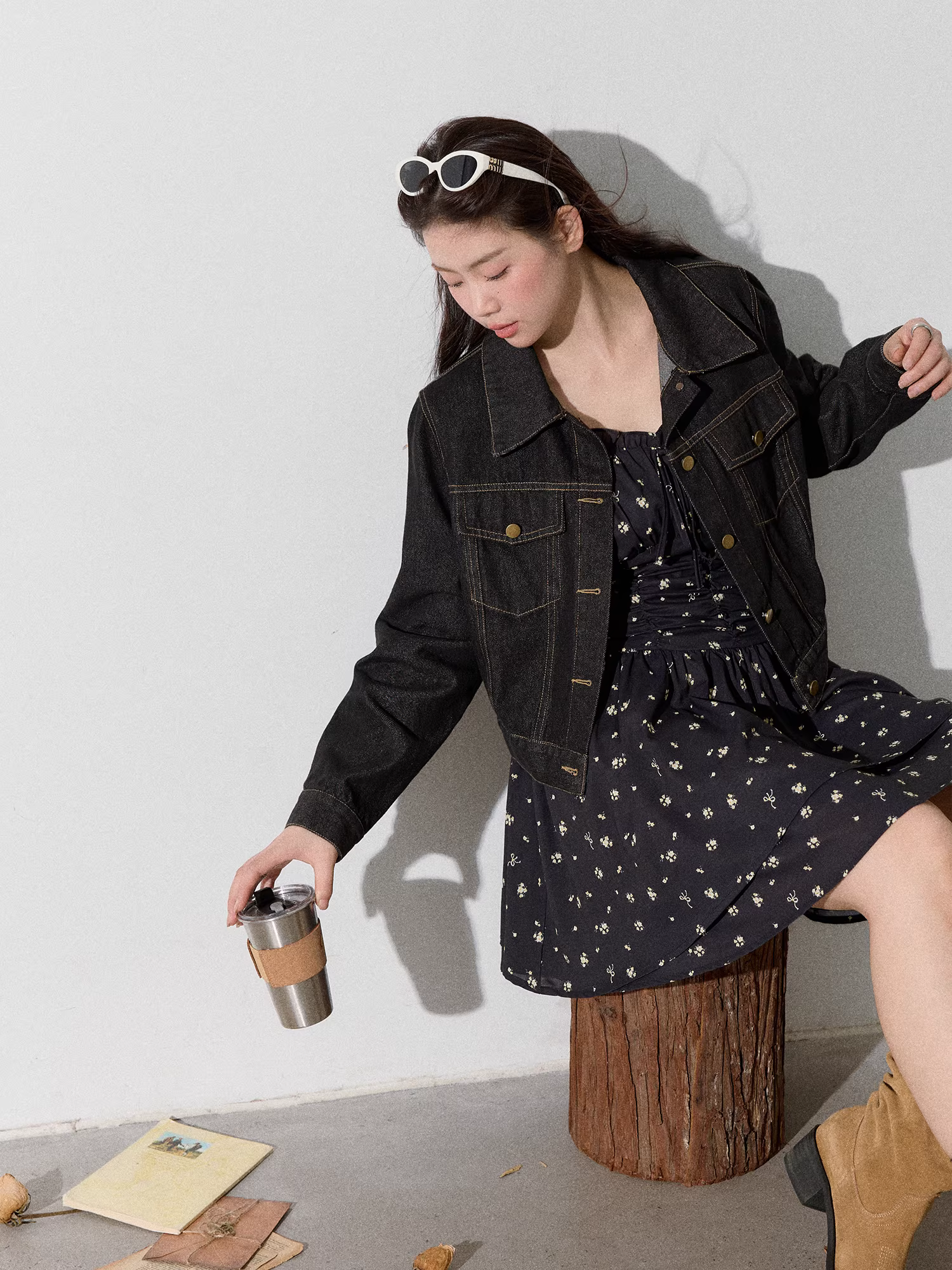 Quần áo nữ cỡ lớn dành cho người lớn, trang phục thon gọn cho người có thân hình hình quả táo, áo khoác denim và váy hoa.