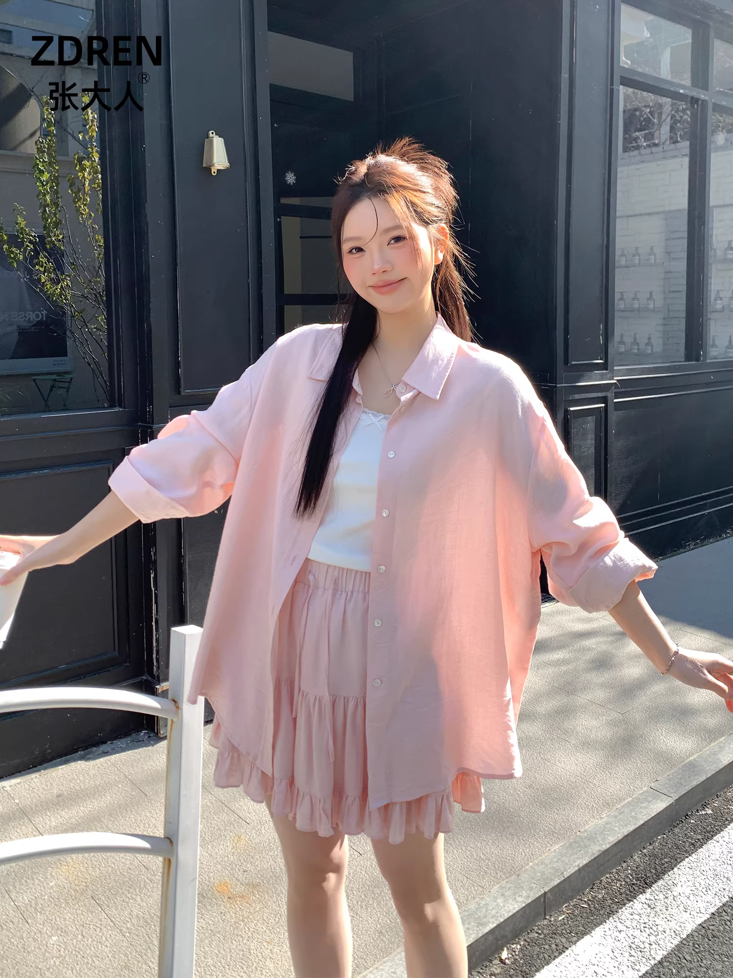 Bộ quần áo thu đông cỡ lớn dành cho nữ của Zhang Daren dành cho các cô gái mũm mĩm, trang phục giảm béo, áo kiểu lười biếng phong cách dopamine với váy xếp nếp.