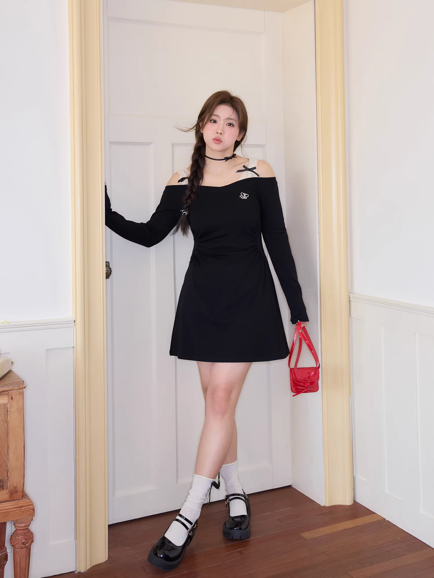 Quần áo nữ cỡ lớn dành cho người lớn, váy đen nhỏ nhắn kiểu Hàn Quốc, trễ vai, tôn dáng, thon gọn, khí chất thanh lịch.