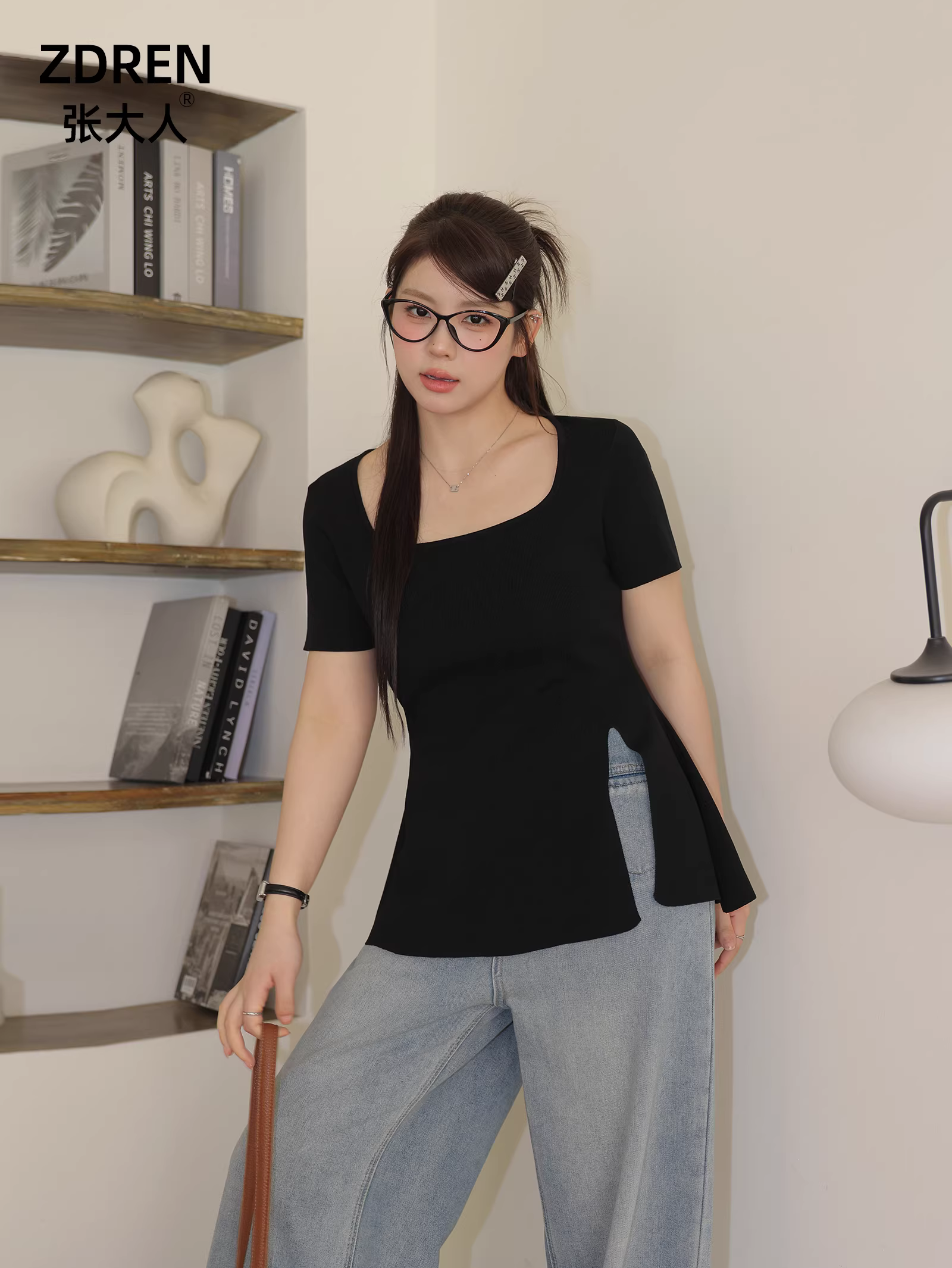 Quần áo nữ cỡ lớn dành cho người lớn, áo thun đen ôm sát có xẻ tà cho mùa hè, che bụng và giúp bạn trông thon gọn hơn.