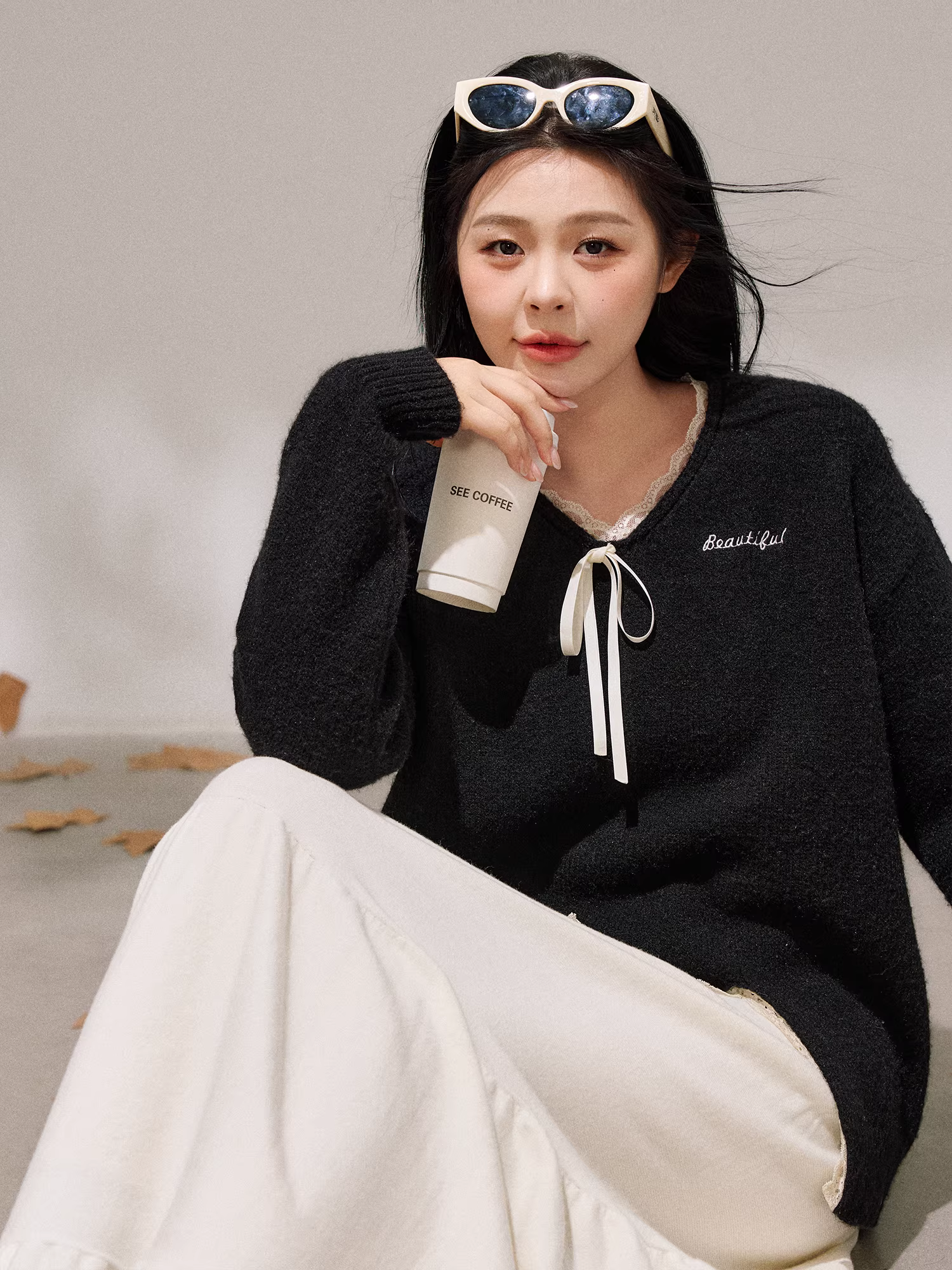 Bộ quần áo nữ cỡ lớn dành cho người lớn, kiểu Hàn Quốc, áo len đen cổ ren tôn dáng và chân váy trắng lưng cao.