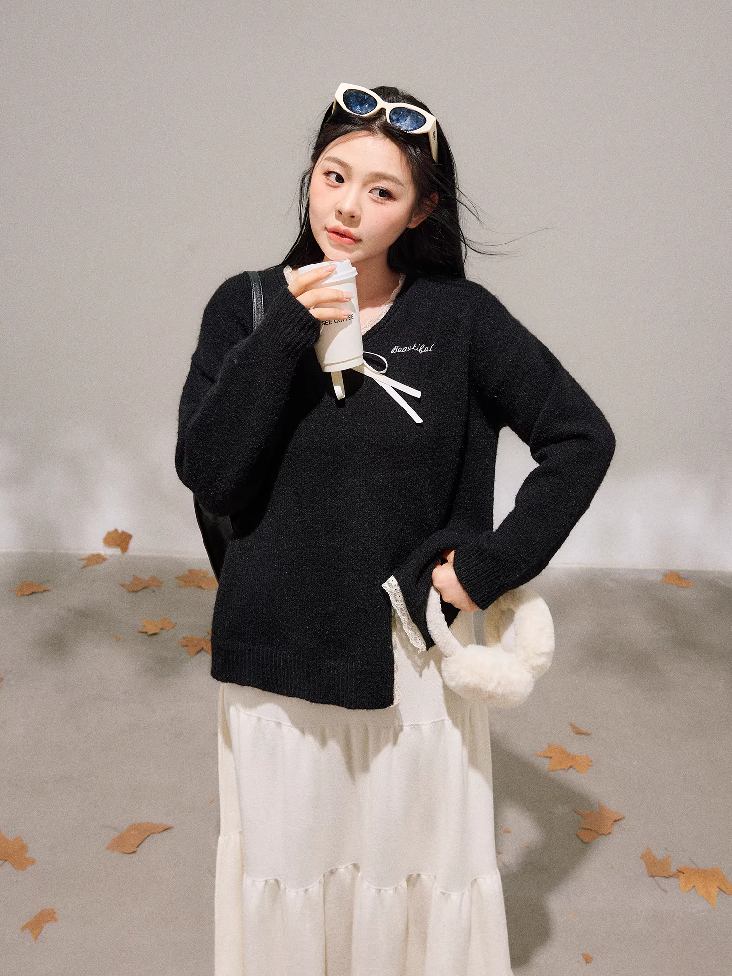Bộ quần áo nữ cỡ lớn dành cho người lớn, kiểu Hàn Quốc, áo len đen cổ ren tôn dáng và chân váy trắng lưng cao.
