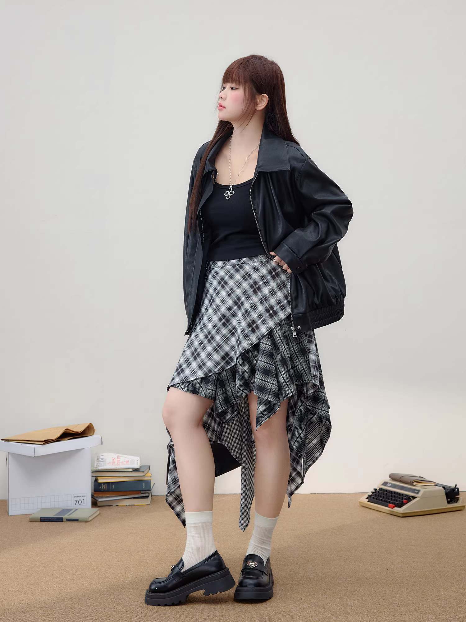 Quần áo nữ cỡ lớn dành cho người lớn, bộ áo khoác da phong cách Hàn Quốc ngọt ngào và cá tính cùng chân váy kẻ caro bất đối xứng.