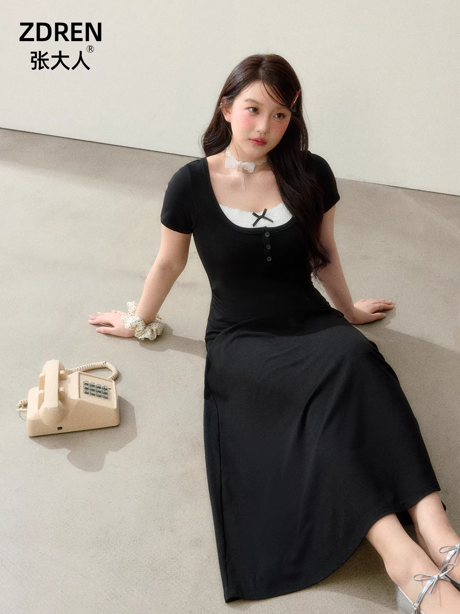 Quần áo mùa hè cỡ lớn dành cho nữ của Zhang Daren dành cho những cô gái mũm mĩm, váy dự tiệc thon gọn, váy đen nhỏ kiểu Hepburn cổ vuông kiểu Pháp.