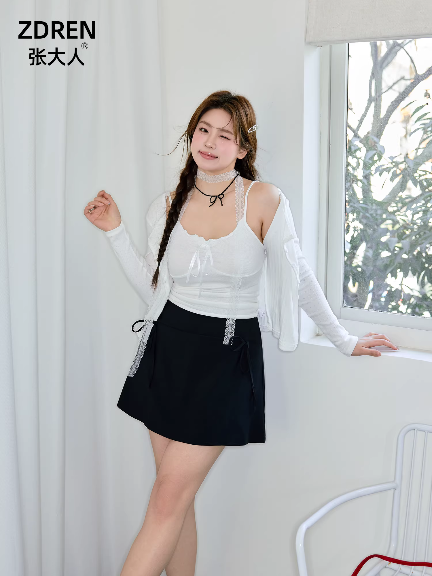 Bộ quần áo nữ cỡ lớn: áo cardigan dệt kim khoét lỗ dáng ôm đa năng và chân váy đen cao eo tôn dáng.