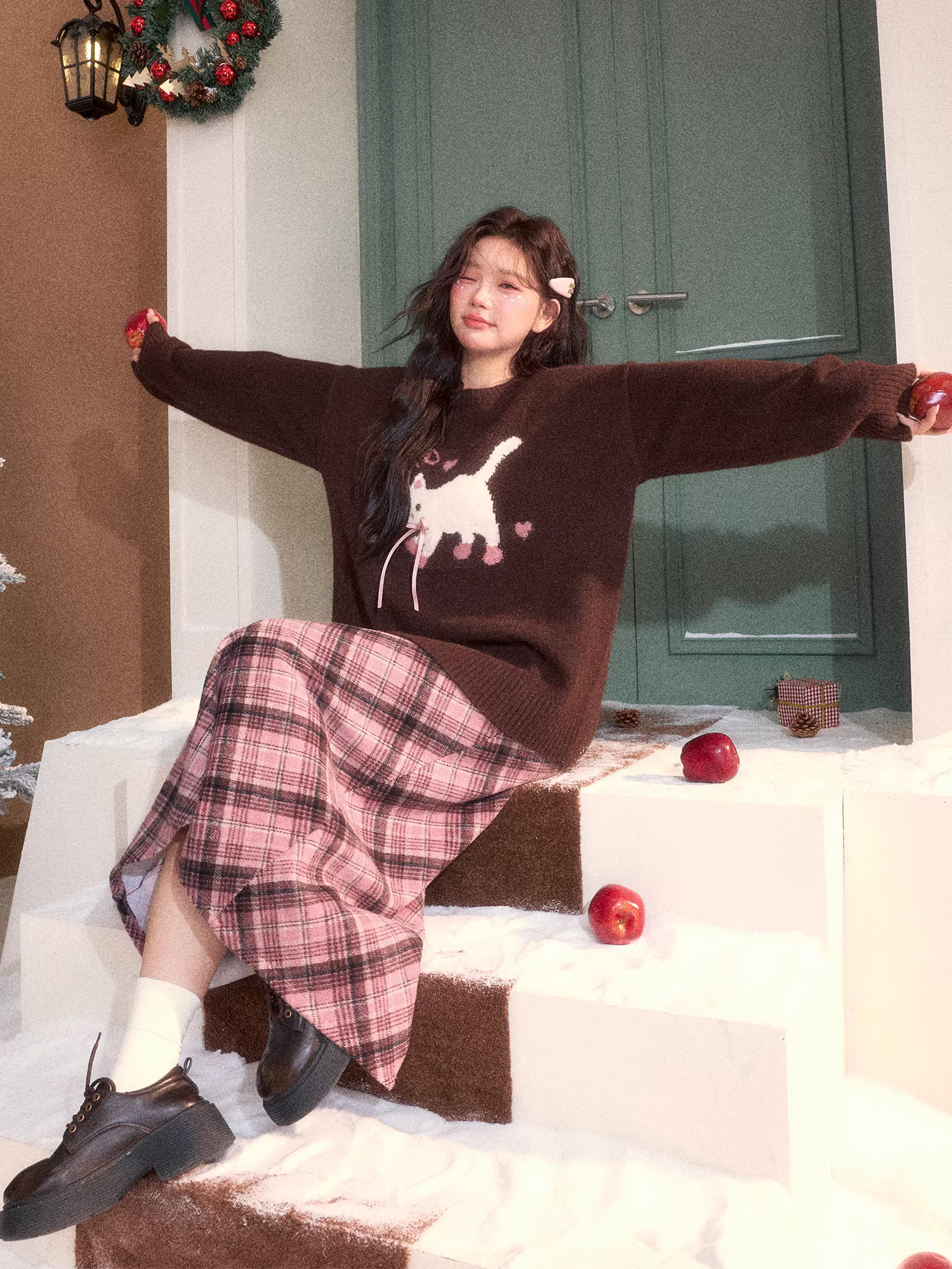 Bộ quần áo mùa đông kiểu dáng cổ điển màu nâu, áo len và chân váy kẻ caro thẳng dành cho phụ nữ mũm mĩm, size lớn.