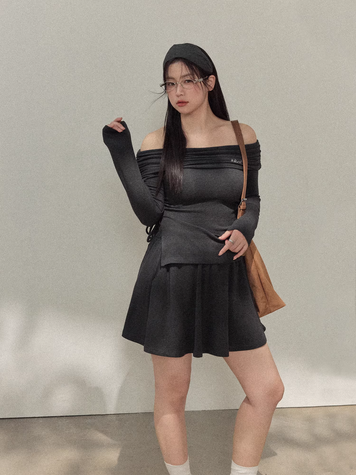 Bộ trang phục nữ cỡ lớn dành cho người lớn, gồm áo lệch vai xếp ly tôn dáng và chân váy xếp ly dành cho các cô gái mũm mĩm.