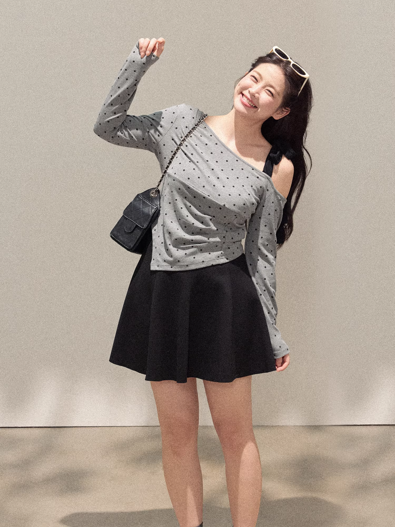 Quần áo nữ cỡ lớn mới đầu thu của Zhang Daren dành cho các cô gái mũm mĩm, bộ đồ giảm béo với áo trễ vai chấm bi và chân váy xếp ly lưng cao.