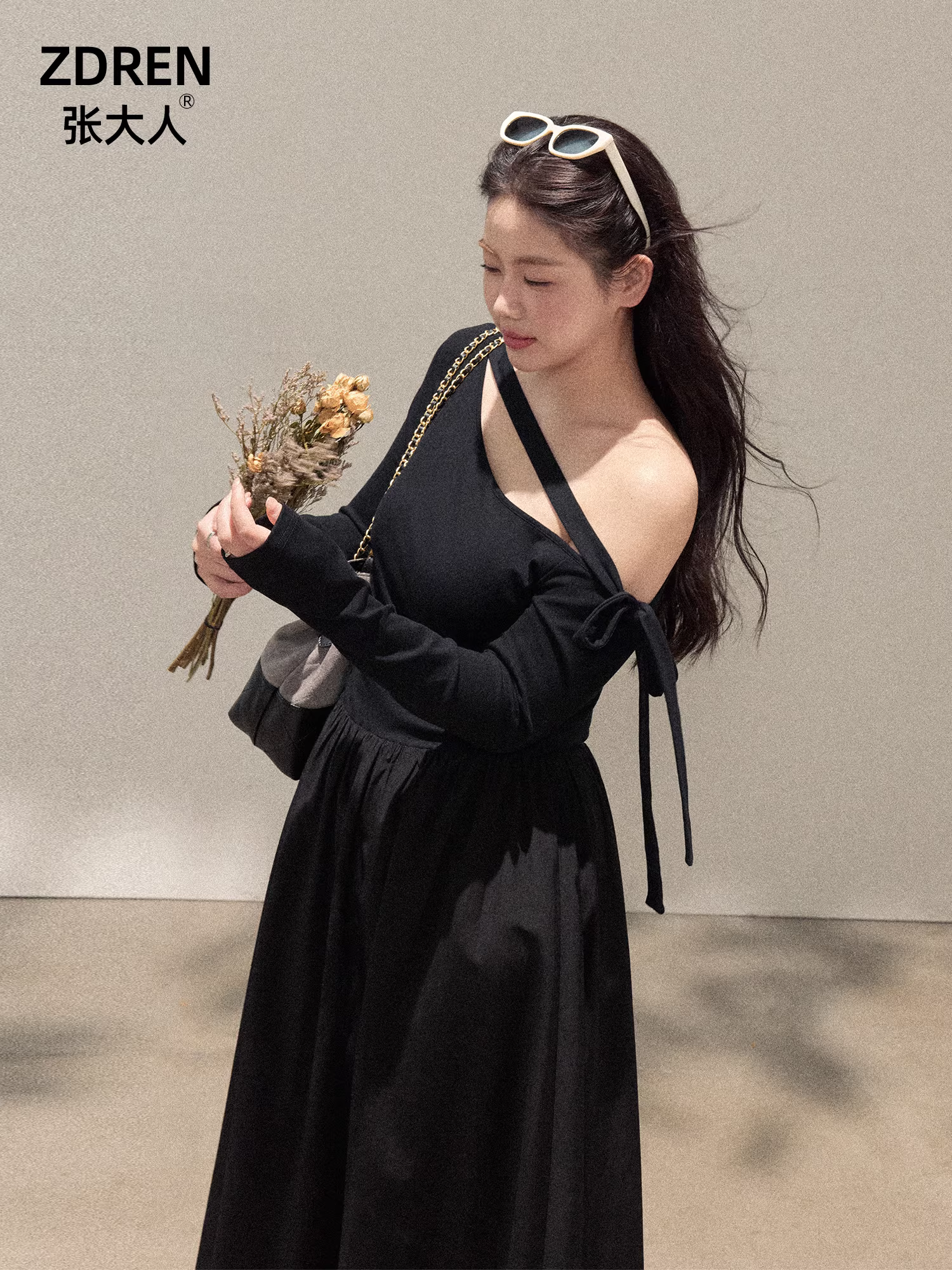 Quần áo nữ cỡ lớn dành cho người lớn, kiểu dáng đơn giản và thanh lịch, phong cách cao cấp, thiết kế khoét lỗ, dây buộc, đầm đen trễ vai.